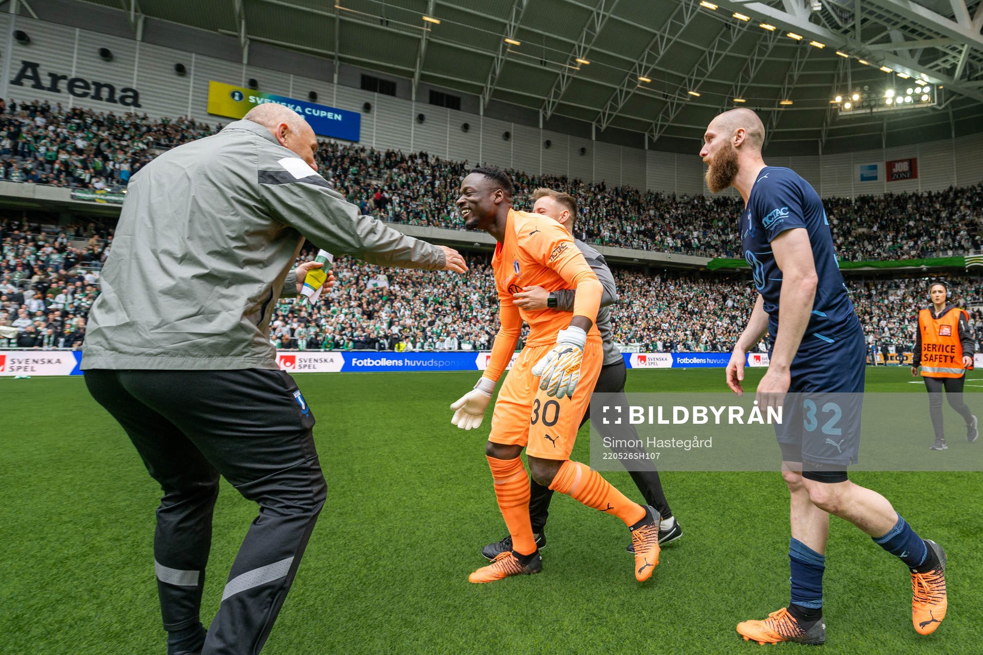 Malmö FFs målvakt Ismael Diawara och Jo Inge Berget jublar