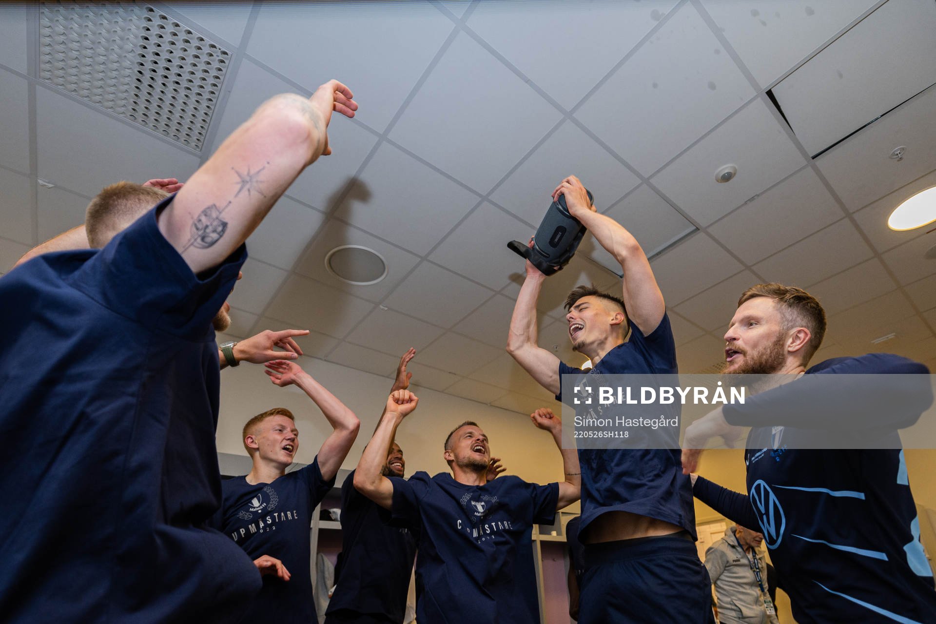 Malmö FFs Dennis Hadzikadunic jublar i omklädningsrummet efter finalen i Svenska Cupen mellan Hammarby och Malmö FF den 26 maj 2022 i Stockholm.