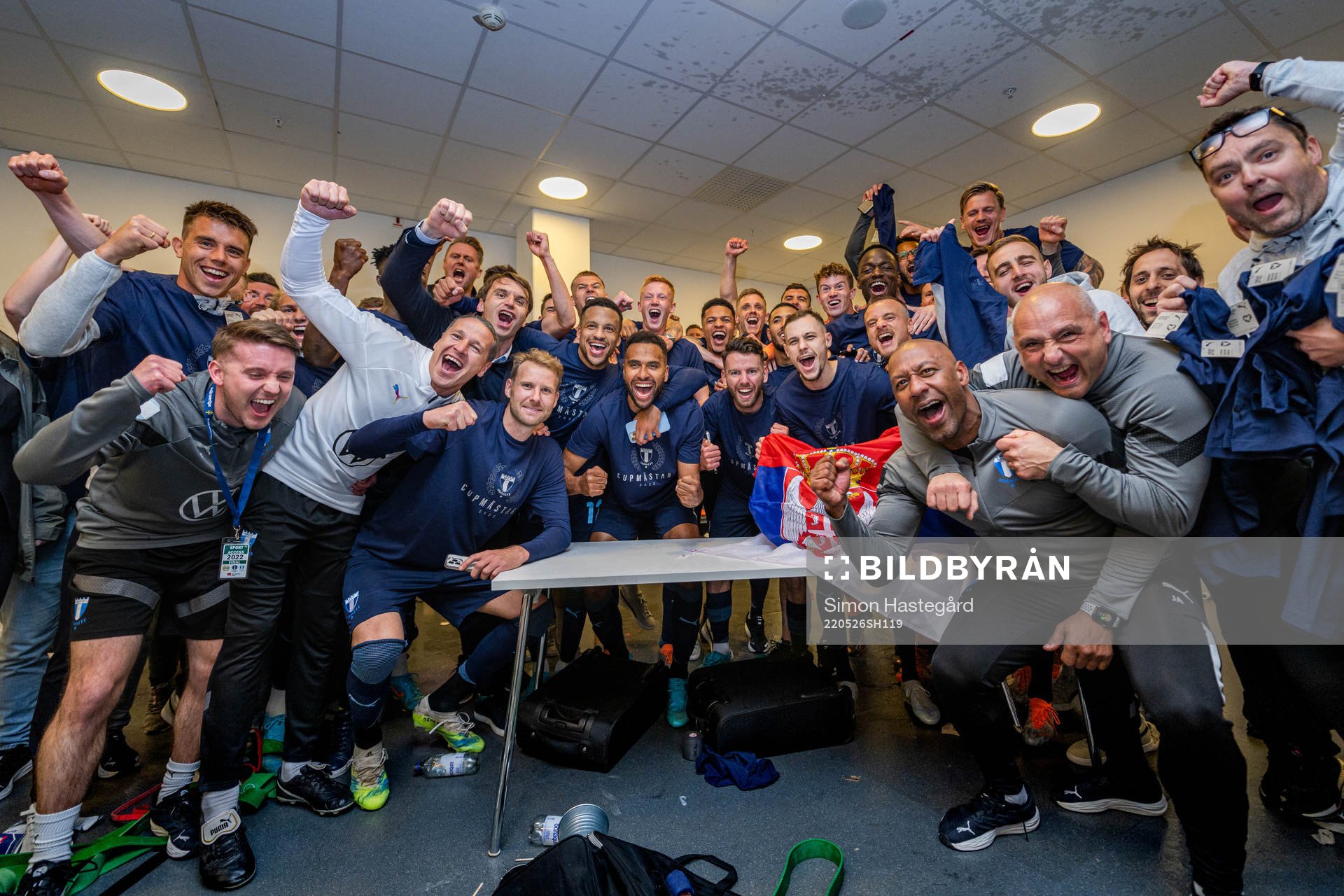 Malmö FFs spelare och ledare jublar i omklädningsrummet