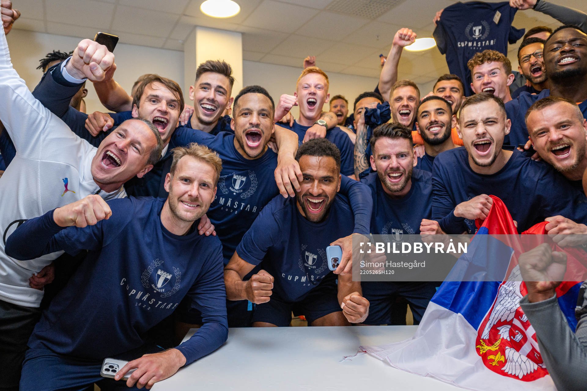 Malmö FFs spelare och ledare jublar i omklädningsrummet efter  finalen i Svenska Cupen mellan Hammarby och Malmö FF den 26 maj 2022 i Stockholm. 
