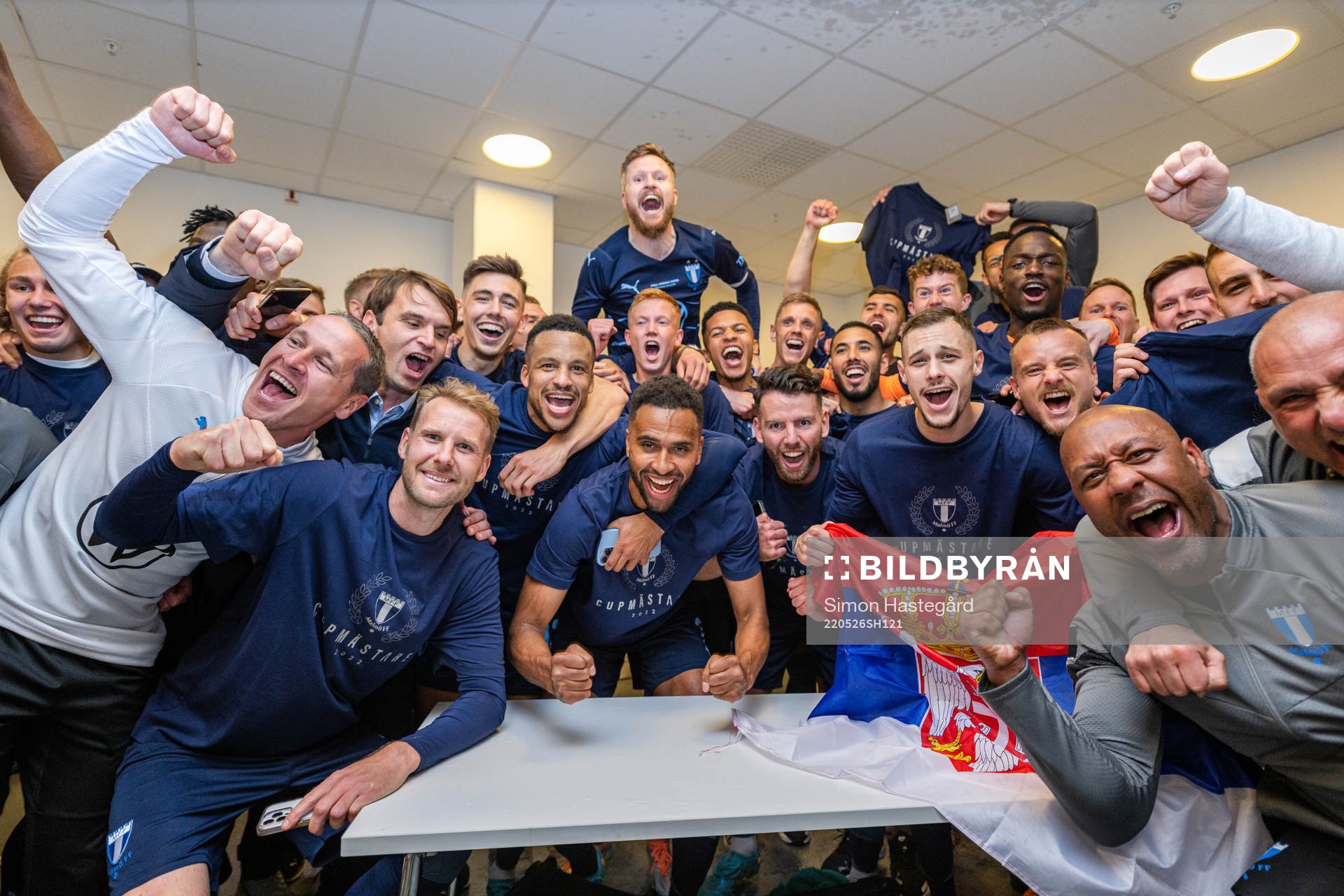 Malmö FFs spelare och ledare jublar i omklädningsrummet
