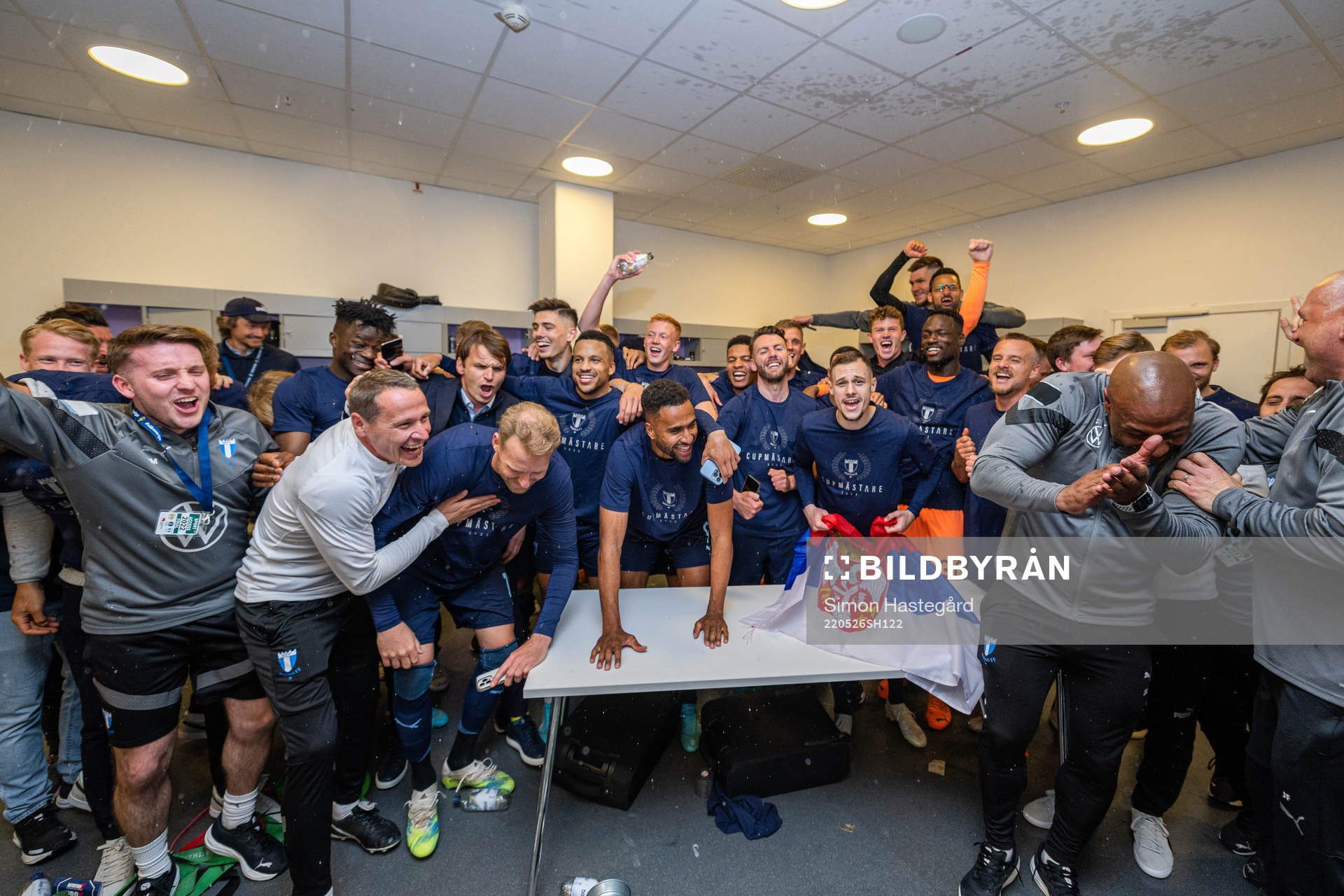 Malmö FFs spelare och ledare jublar i omklädningsrummet