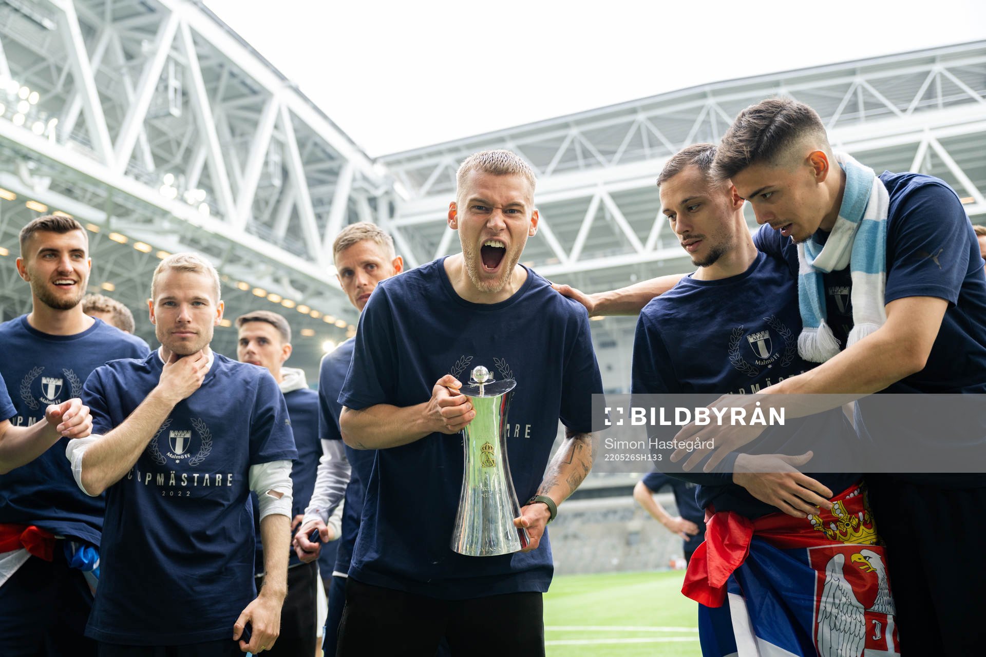 Malmö FFs Felix Beijmo jublar med pokalen