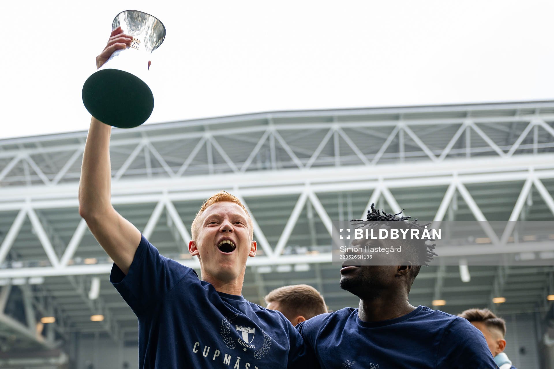 Malmö FFs Hugo Larsson och Malik Abubakari  jublar med