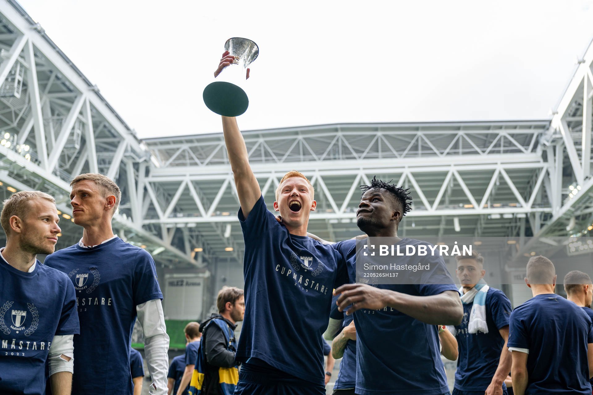Malmö FFs Hugo Larsson och Malik Abubakari  jublar med