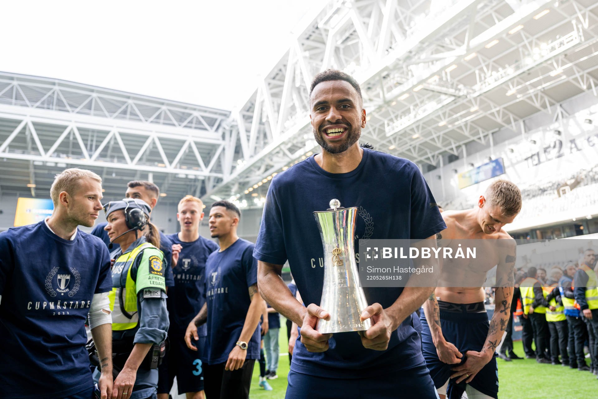 Malmö FFs Isaac Kiese Thelin jublar med pokalen efter finalen i Svenska Cupen mellan Hammarby och Malmö FF den 26 maj 2022 i Stockholm. 