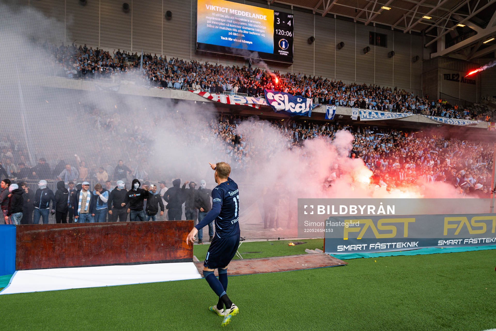 Malmö FFs Ola Toivonen försöker lugna ner supportrar