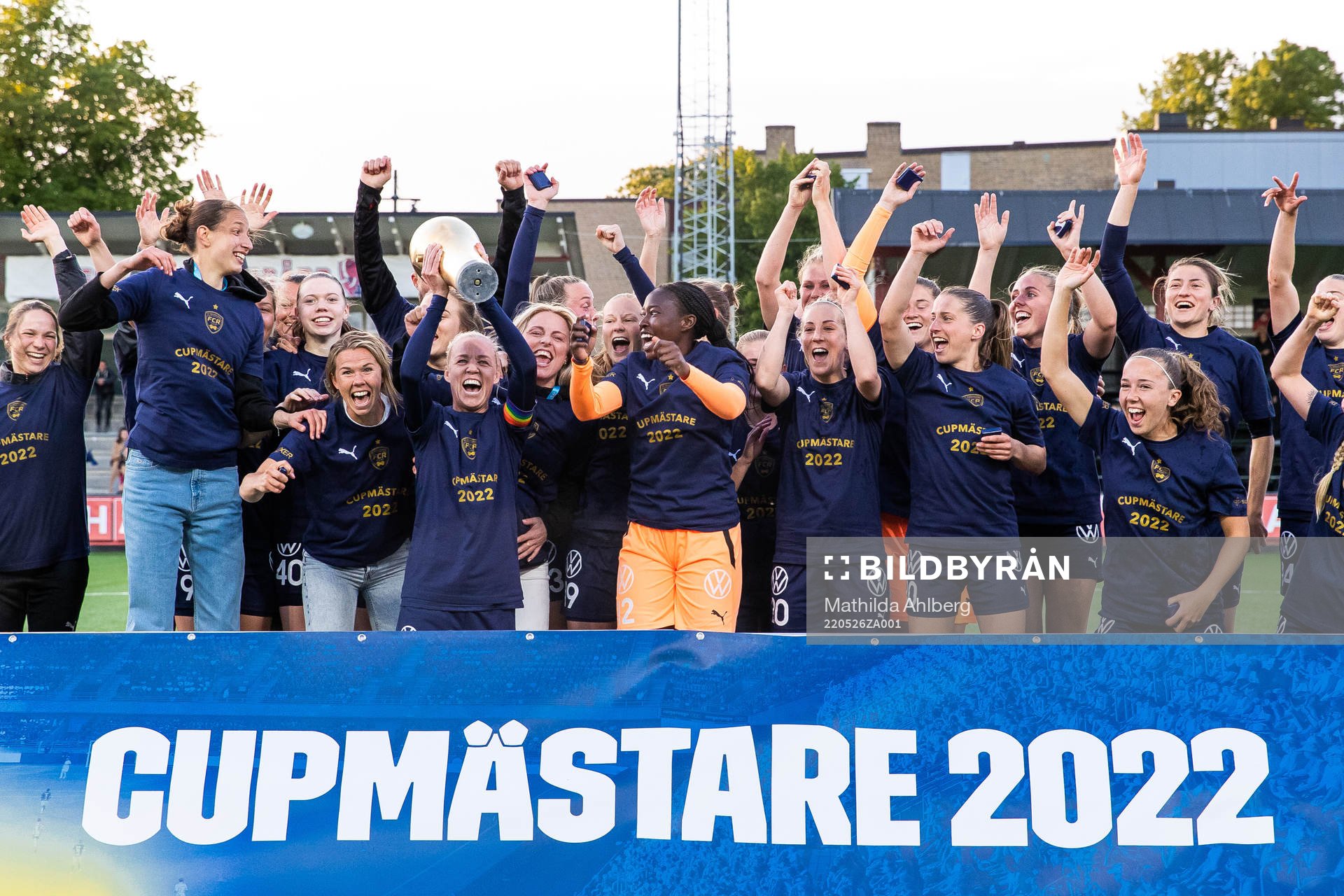 Rosengårds spelare jublar med pokalen