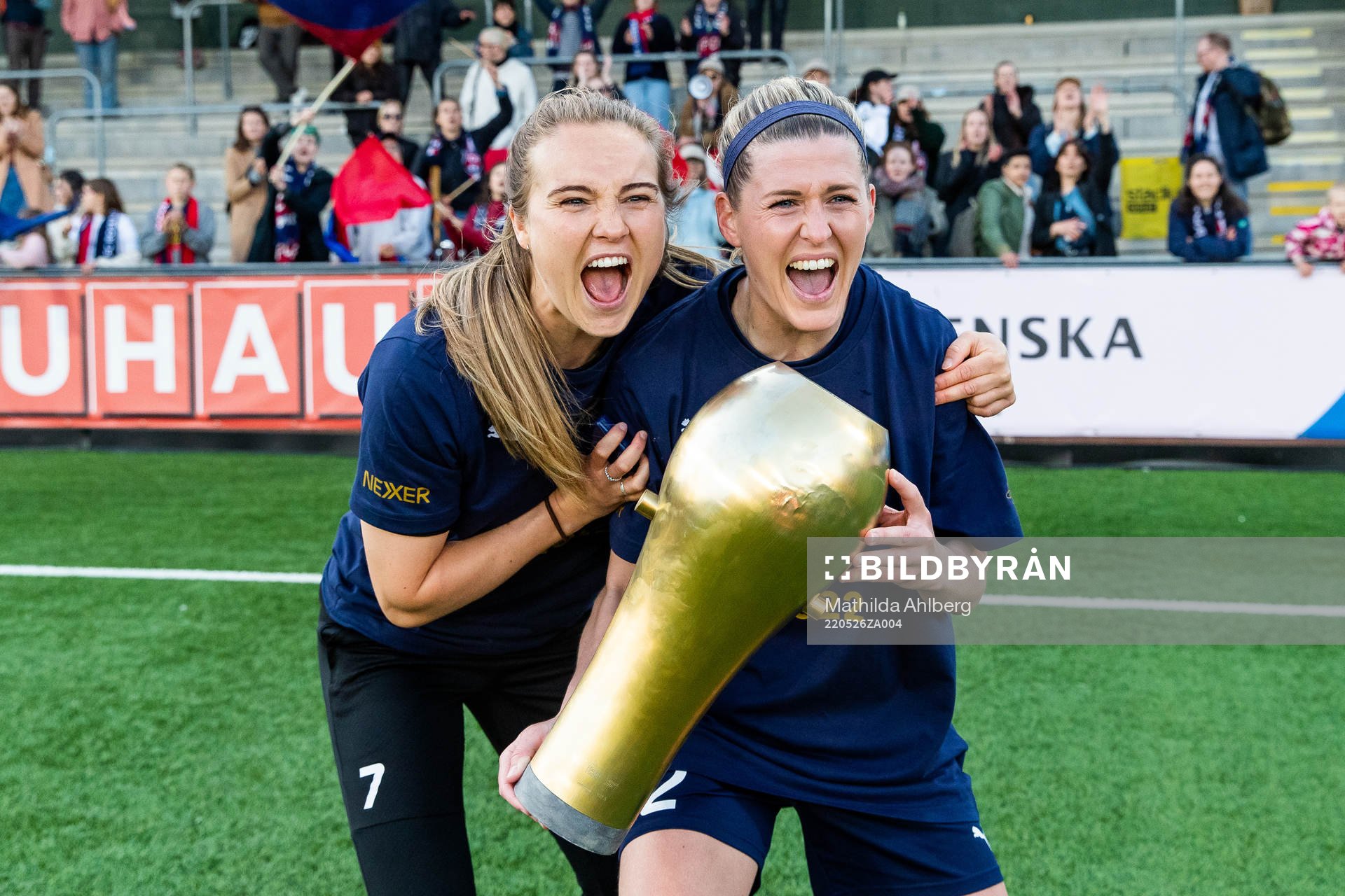 Rosengårds Fiona Brown och Olivia Schough jublar med
