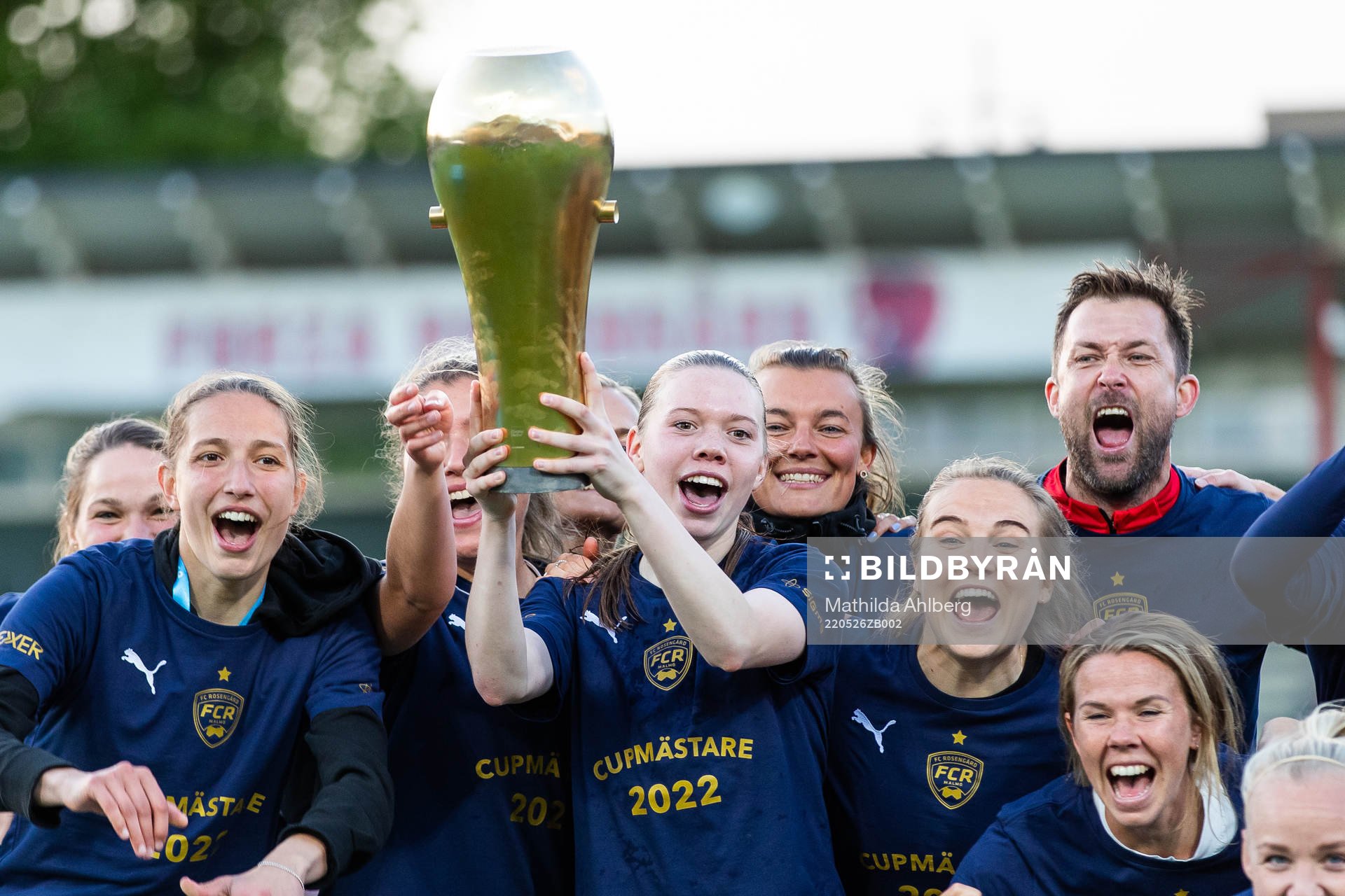 Rosengårds Bea Sprung jublar med pokalen