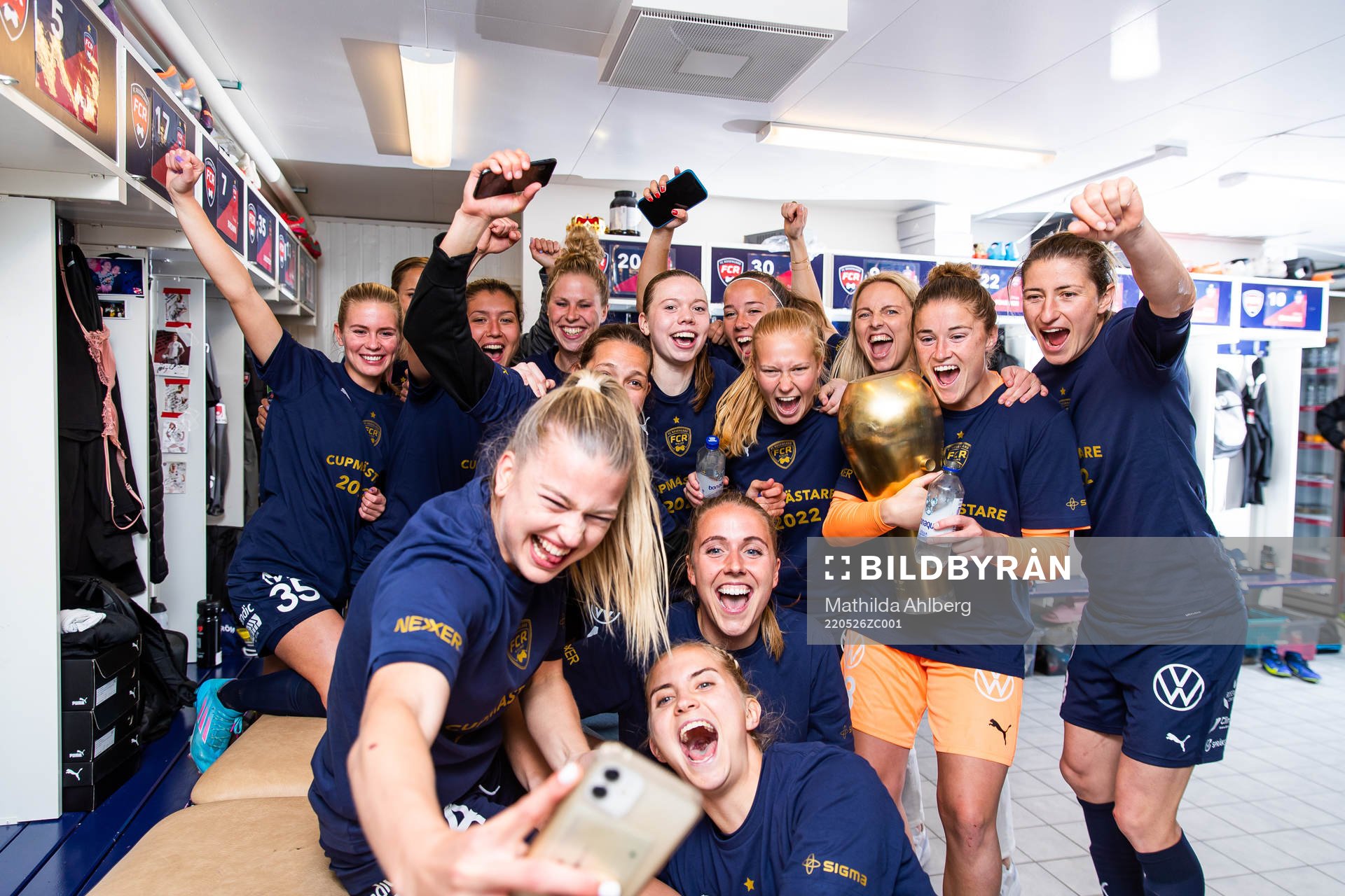 Rosengårds spelare jublar med pokalen