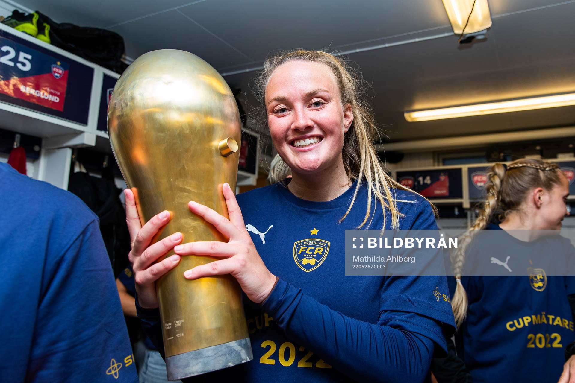Rosengårds Stefanie Sanders jublar med pokalen i