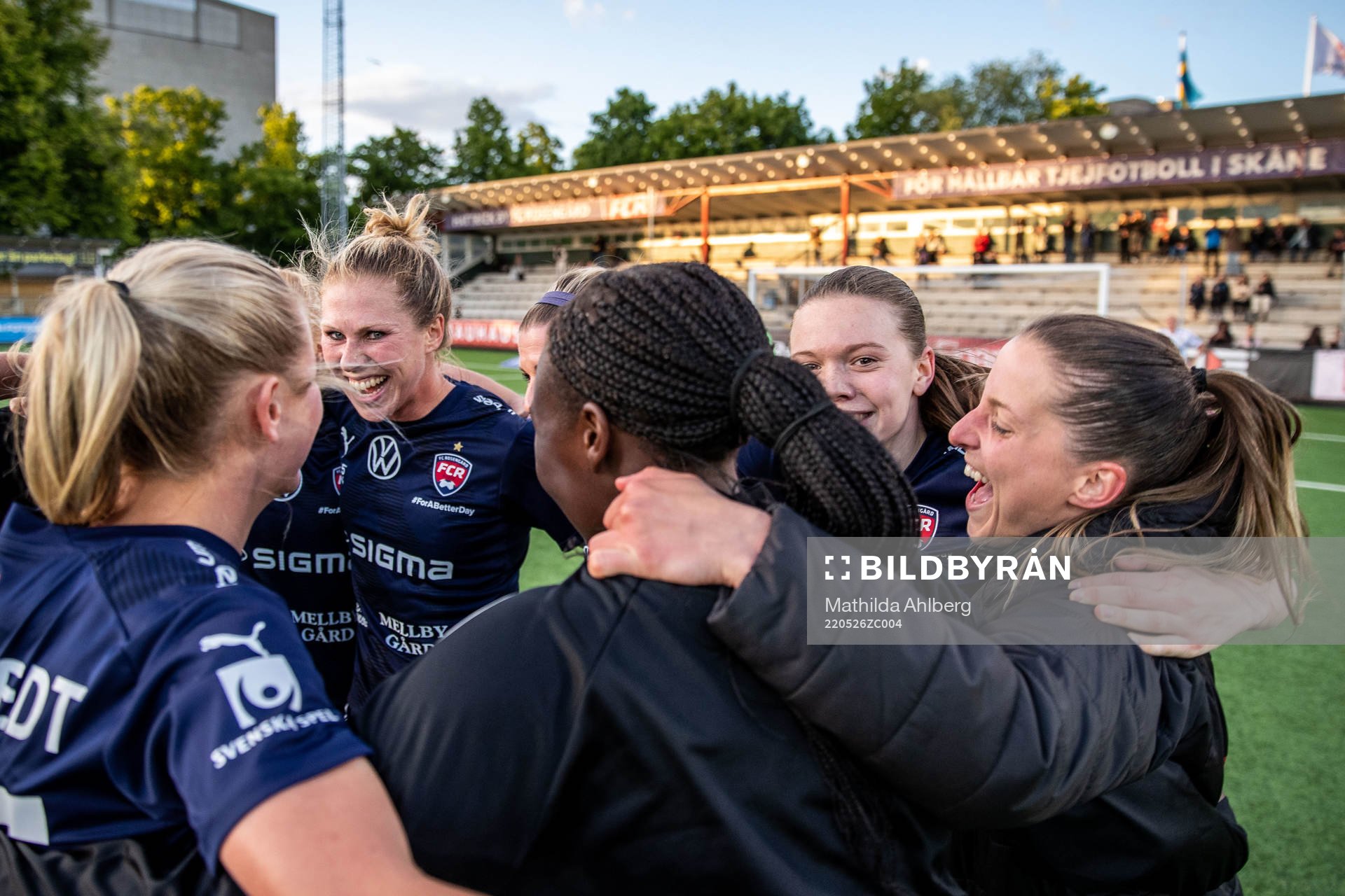 Rosengårds Bea Sprung jublar med lagkamrater