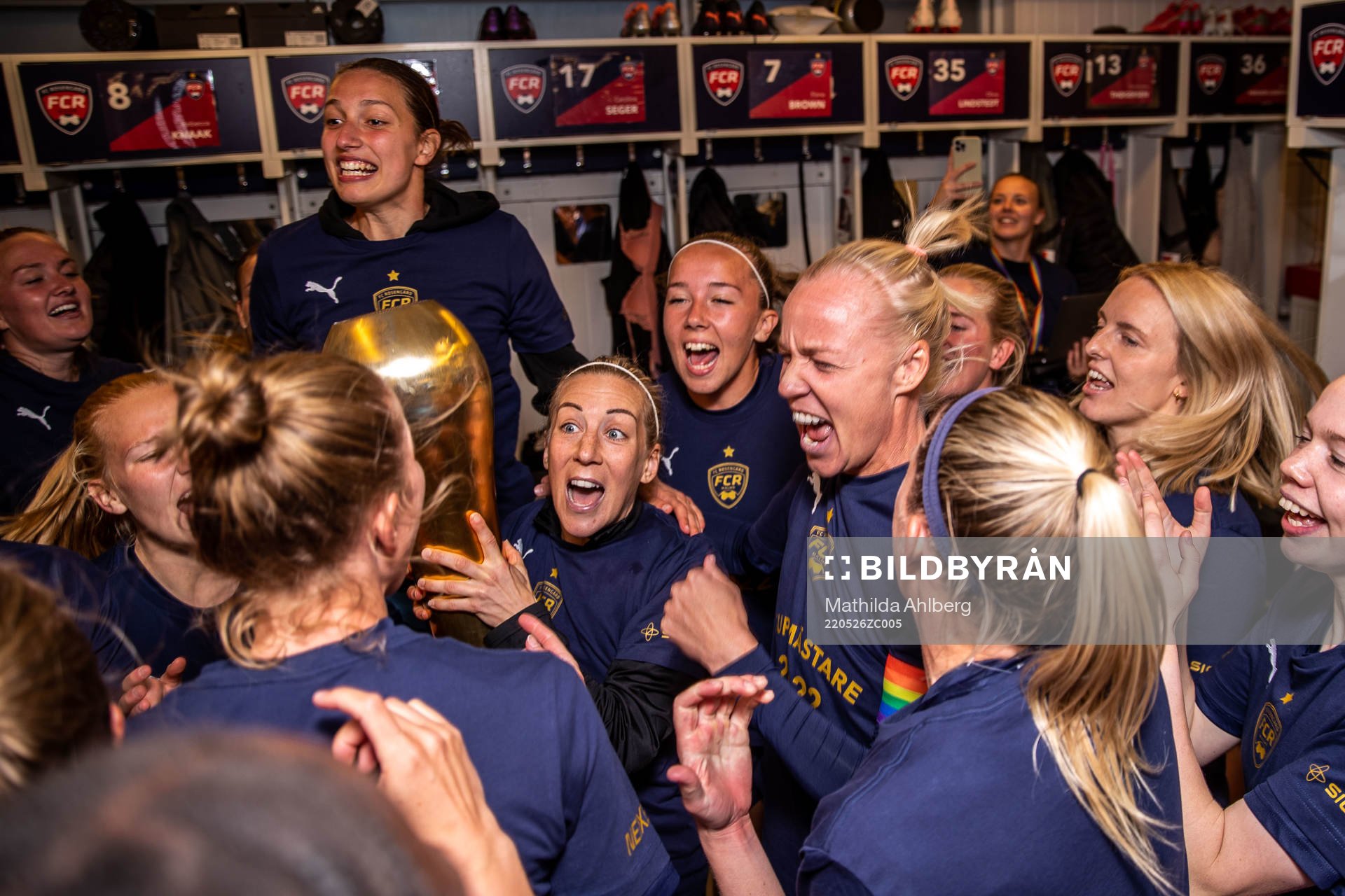 Rosengårds Mia Persson och Caroline Seger jublar med lagkamrater efter finalen i Svenska Cupen mellan FC Rosengård och Häcken den 26 maj 2022 i Malmö.