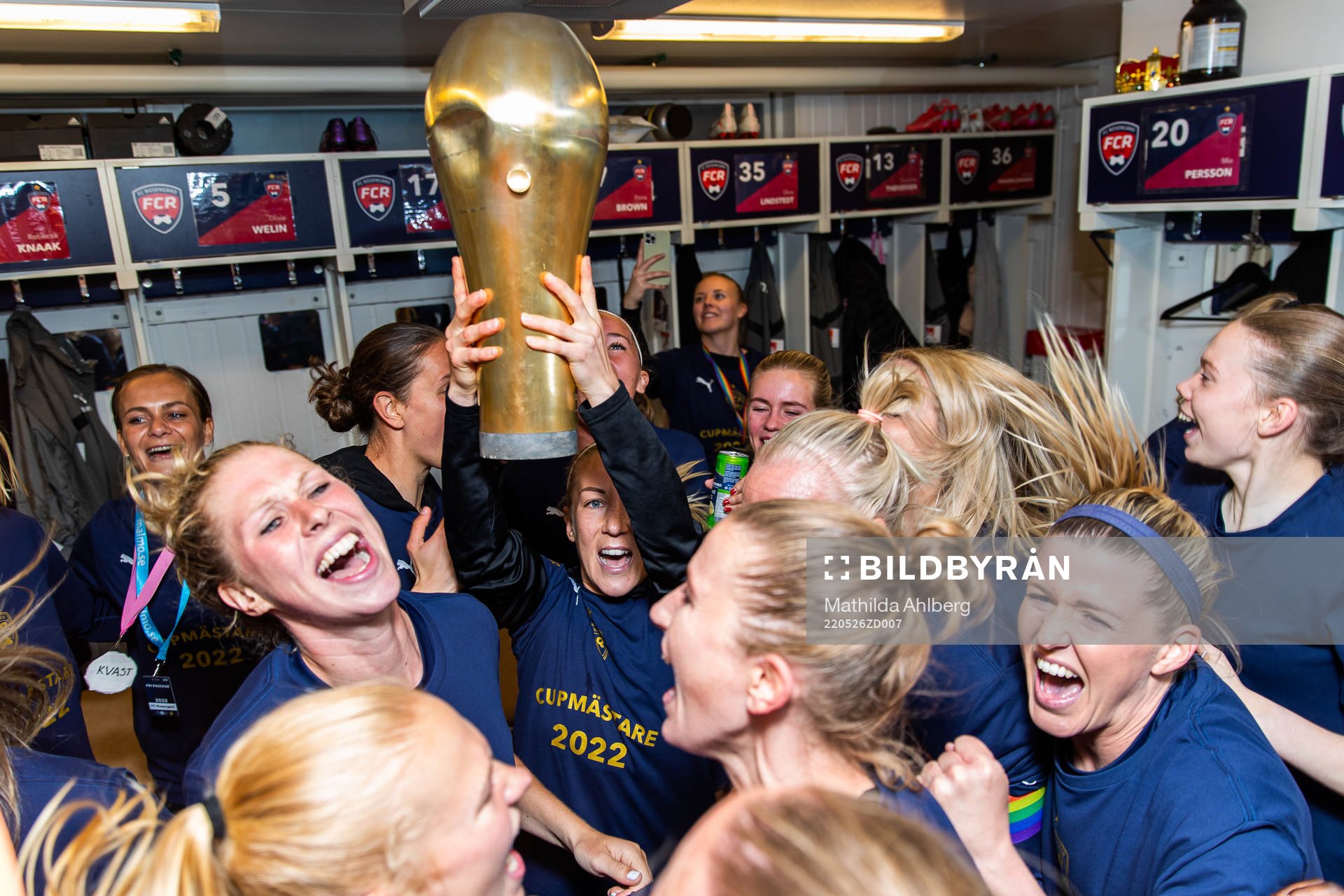 Rosengårds Mia Persson jublar med pokalen i omklädningsrummet efter finalen i Svenska Cupen mellan FC Rosengård och Häcken den 26 maj 2022 i Malmö.