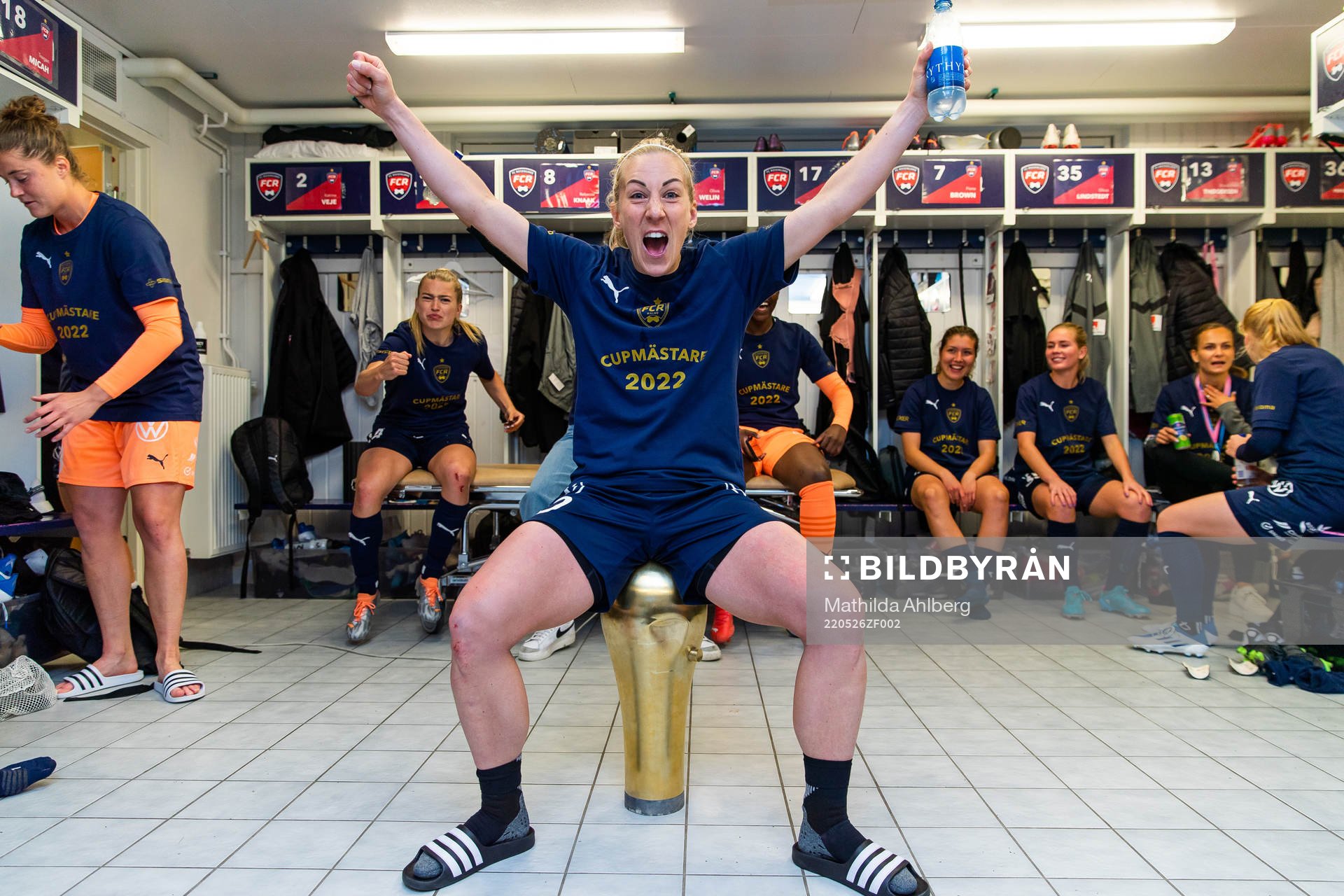 Rosengårds Mia Persson jublar med pokalen