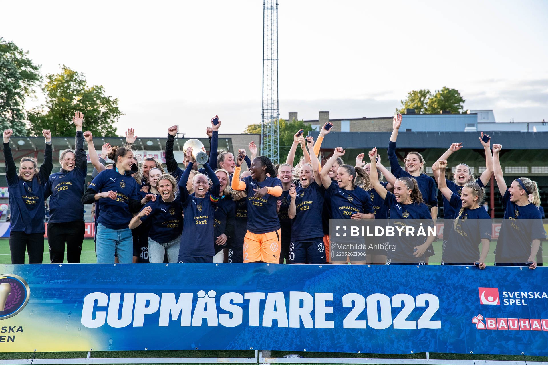 Rosengårds spelare jublar med pokalen
