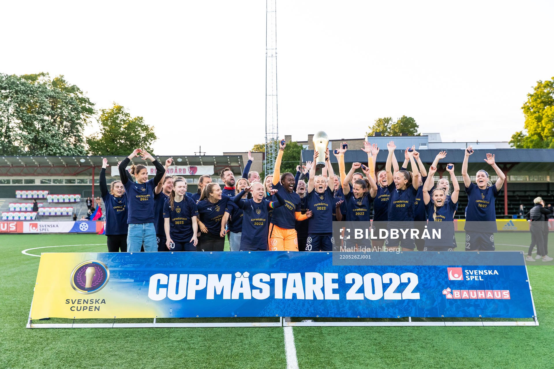 Rosengårds spelare jublar med pokalen