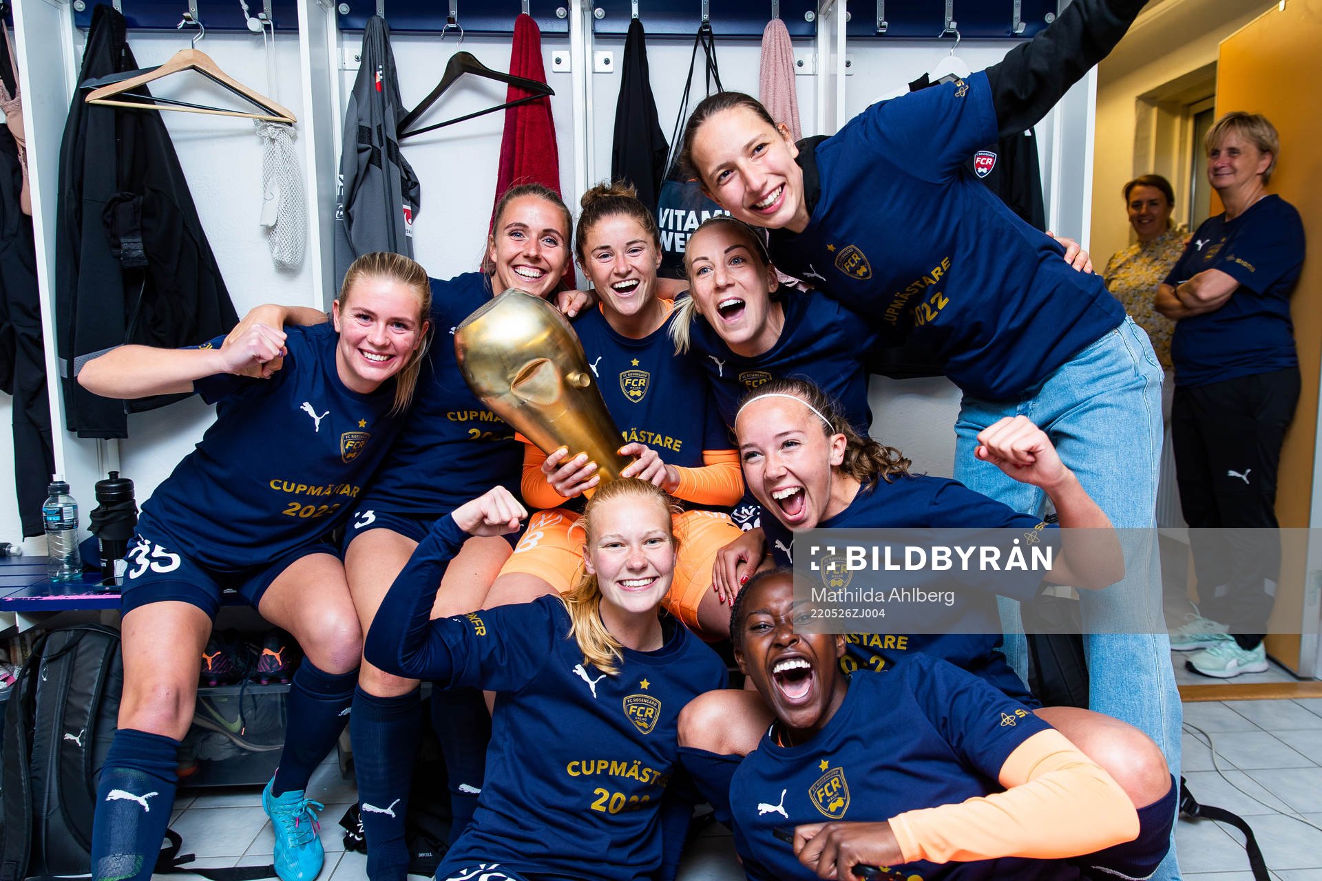 Rosengårds spelare jublar med pokalen