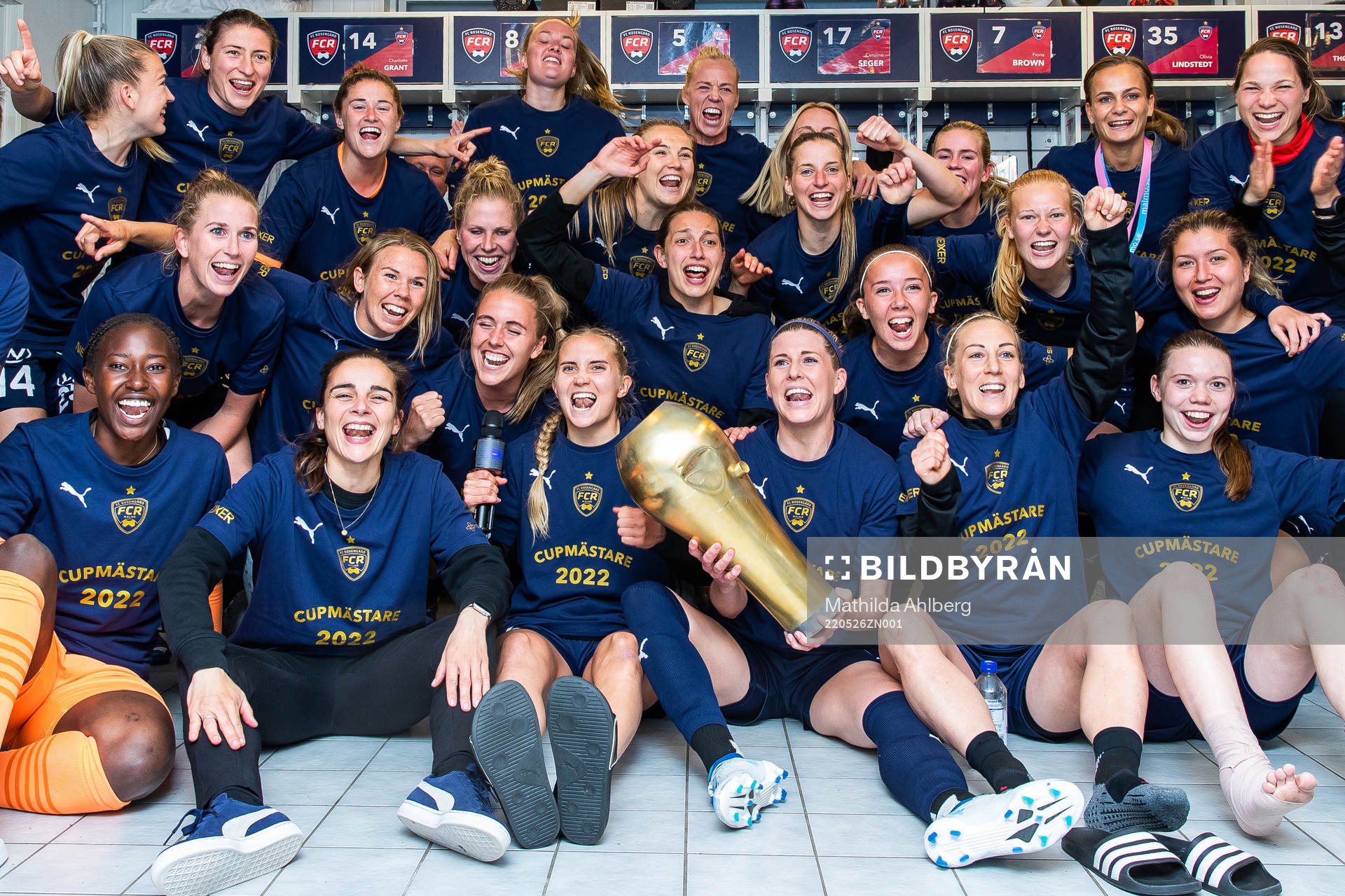 Rosengårds spelare jublar med pokalen i omklädningsrummet