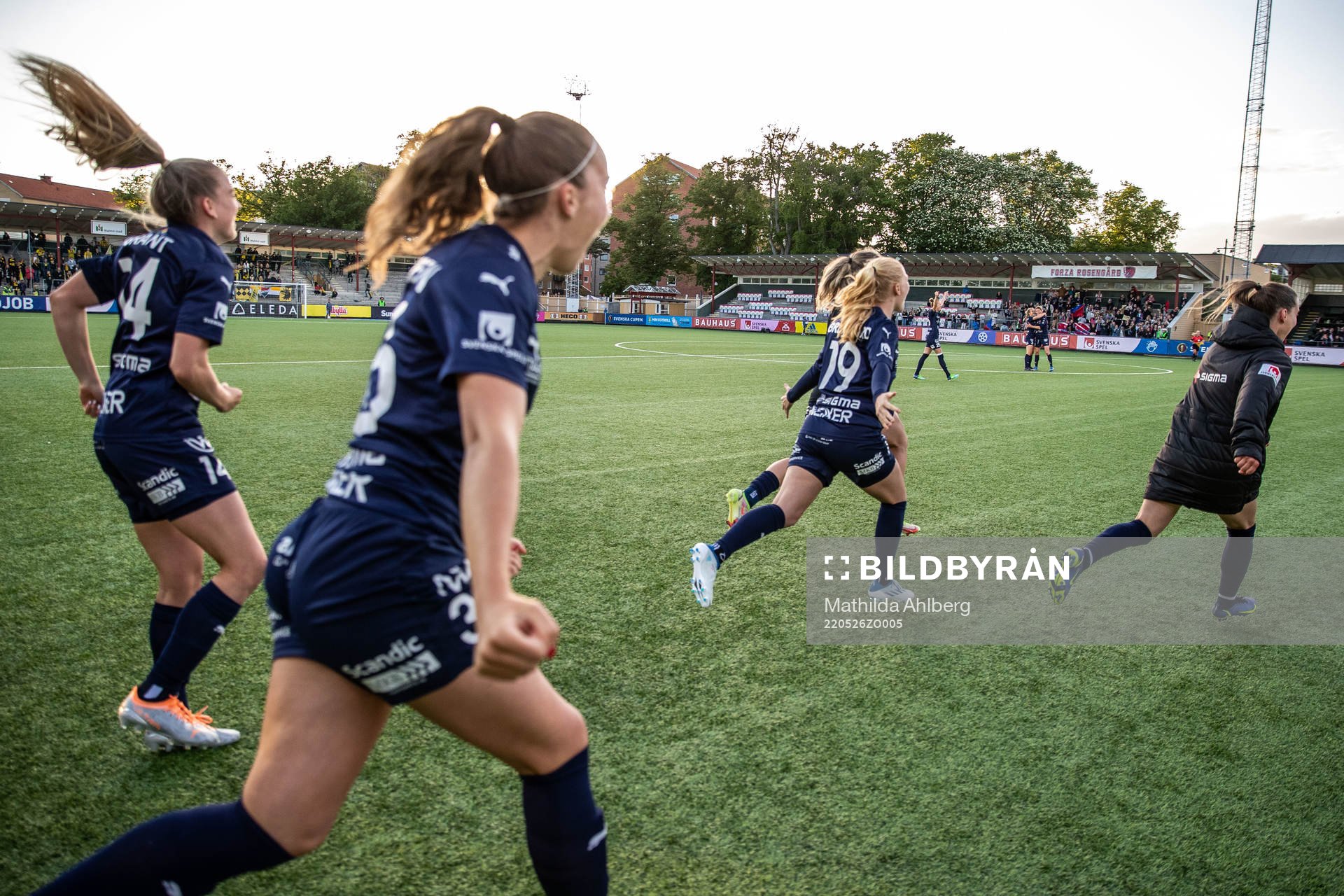 Rosengårds Sofie Bruun Bredgaard och lagkamrater jublar