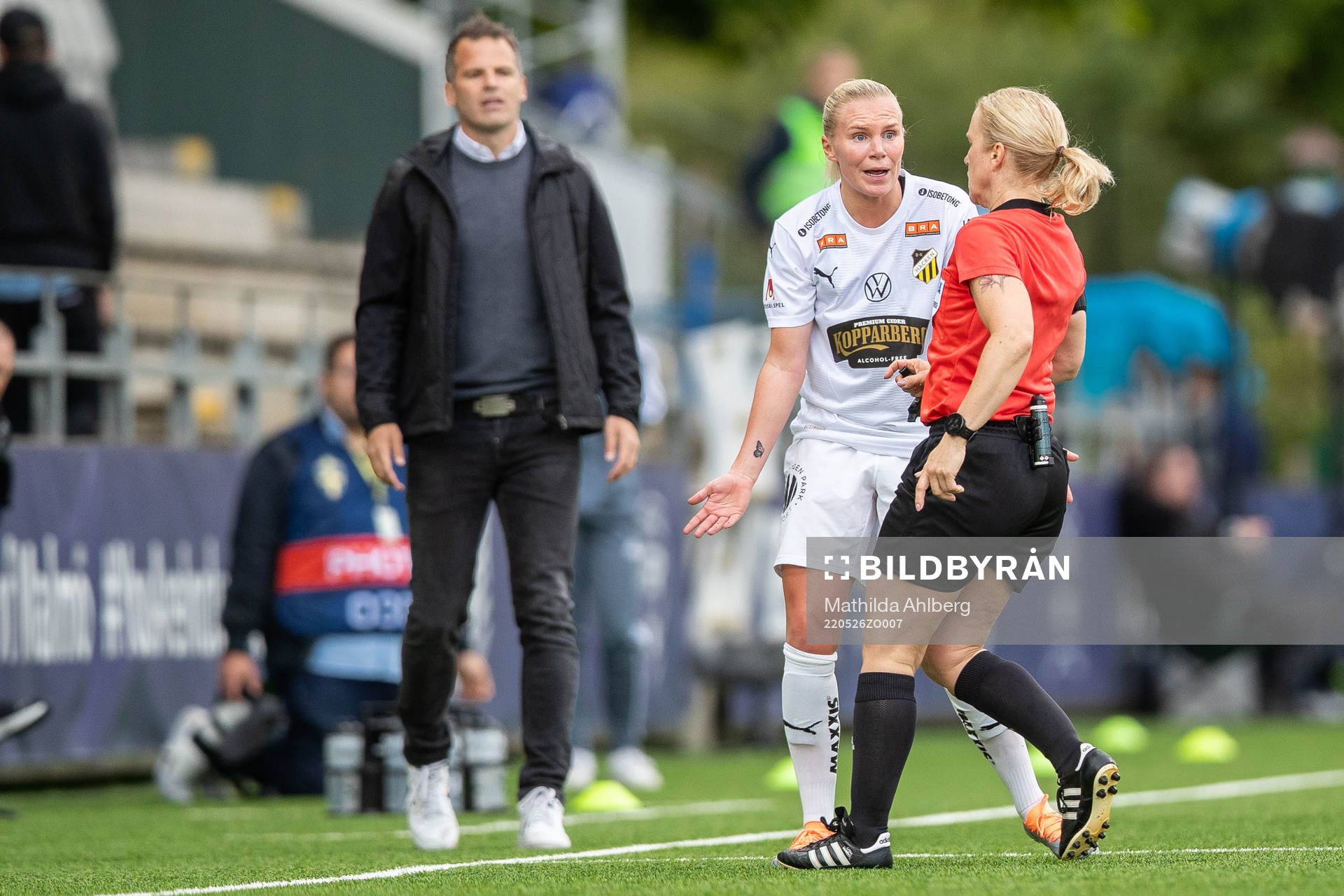 Häckens Josefine Rybrink och domare Sara Persson