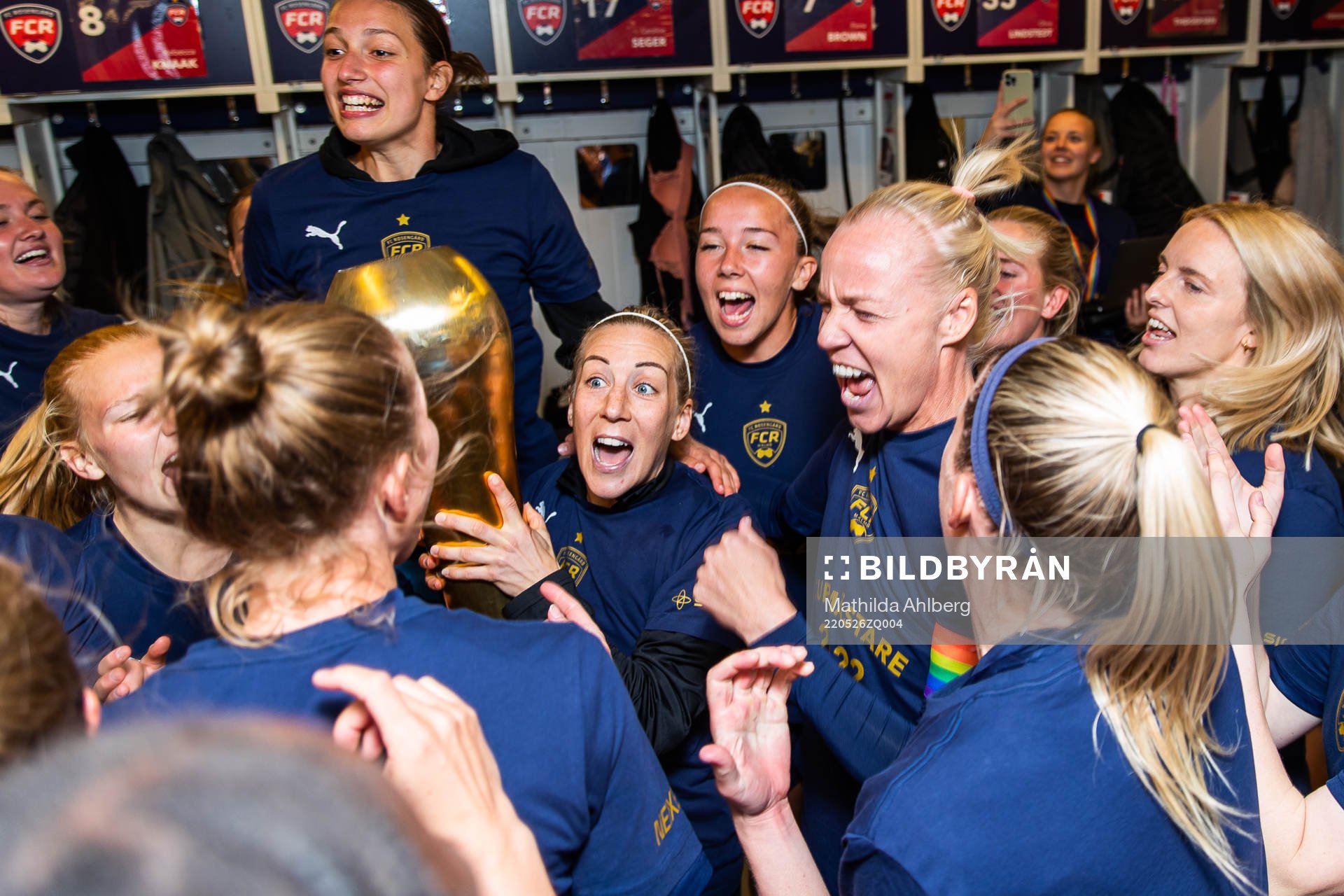 Rosengårds Mia Persson och Caroline Seger jublar med