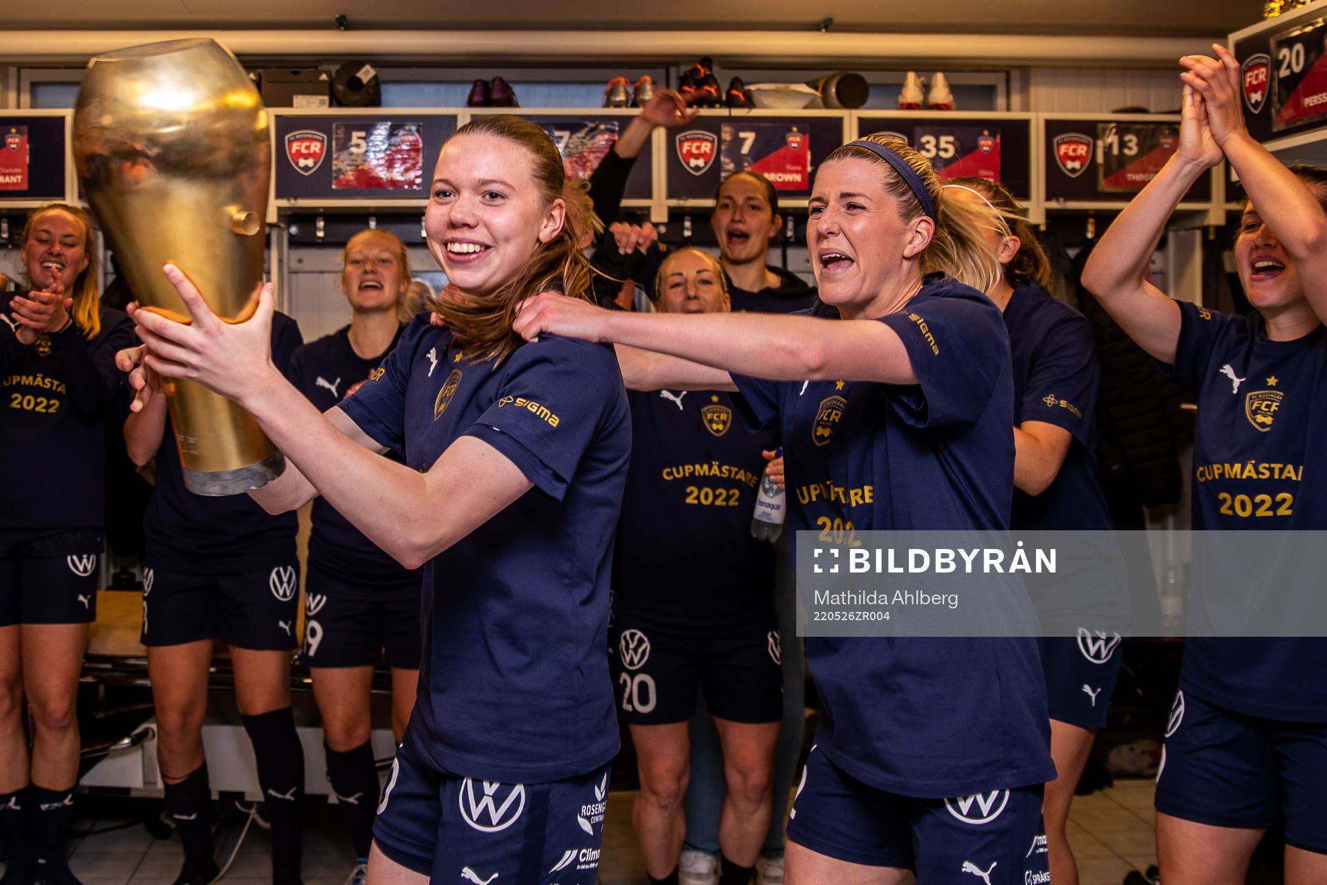 Rosengårds Bea Sprung och Olivia Schough jublar