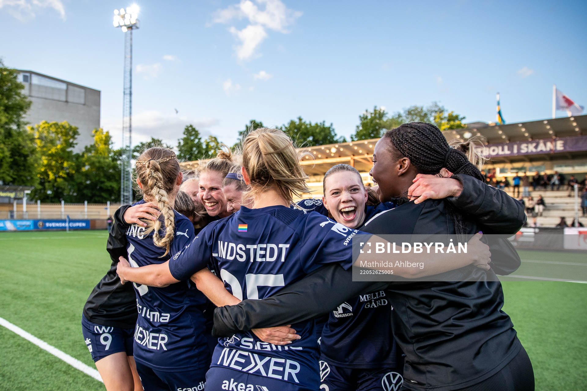 Rosengårds Bea Sprung jublar med lagkamrater