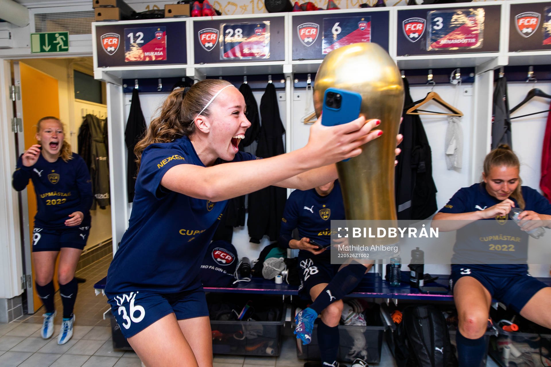 Rosengårds Athinna Persson Lundgren jublar med pokalen efter finalen i Svenska Cupen mellan FC Rosengård och Häcken den 26 maj 2022 i Malmö.