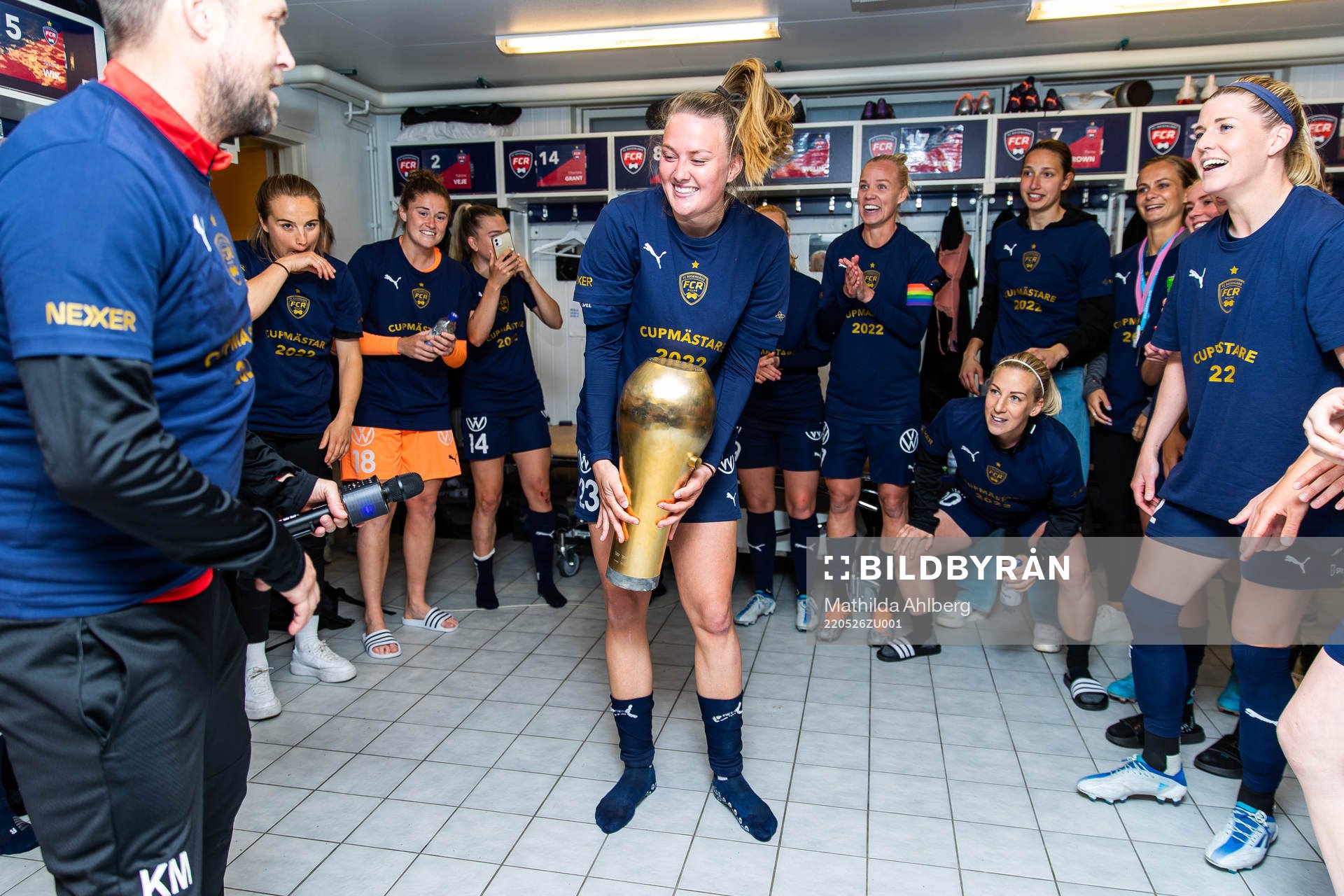 Rosengårds Stefanie Sanders jublar med pokalen i