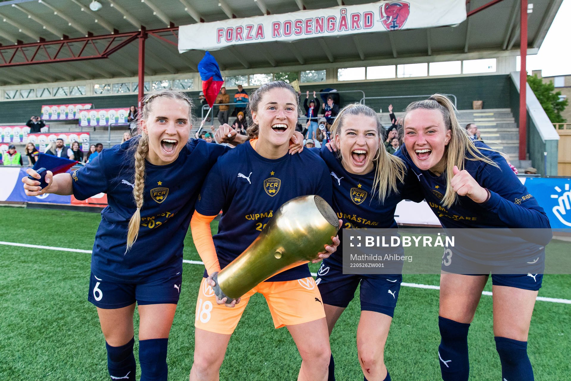 Rosengårds målvakt Teagan Micah jublar med pokalen