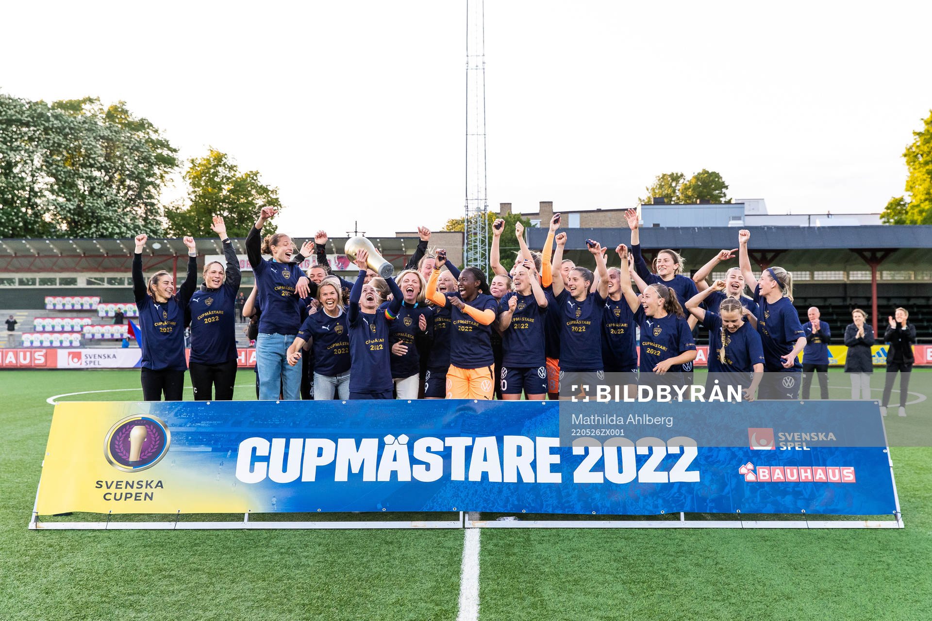 Rosengårds spelare jublar med pokalen