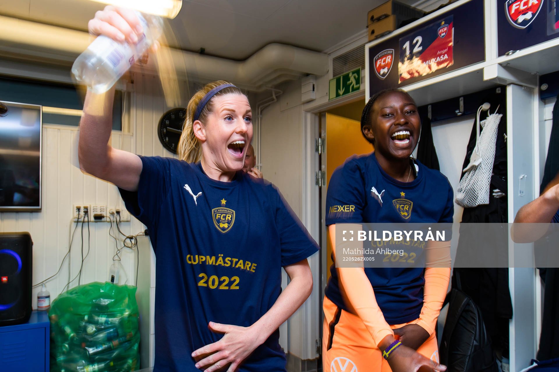 Rosengårds Olivia Schough och målvakt Angel Mukasa jublar efter finalen i Svenska Cupen mellan FC Rosengård och Häcken den 26 maj 2022 i Malmö.