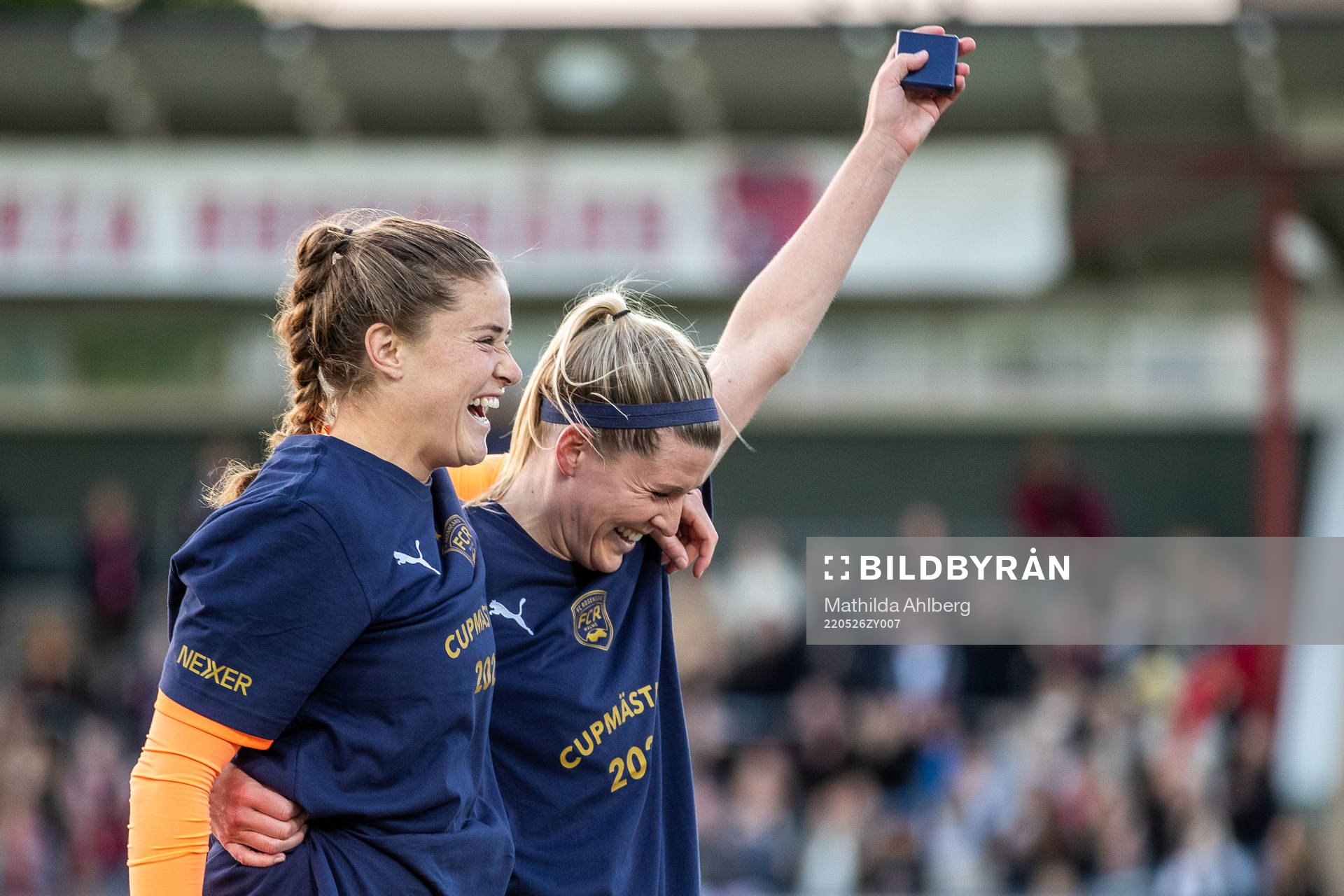 Rosengårds målvakt Teagan Micah och Olivia Schough jublar efter finalen i Svenska Cupen mellan FC Rosengård och Häcken den 26 maj 2022 i Malmö.