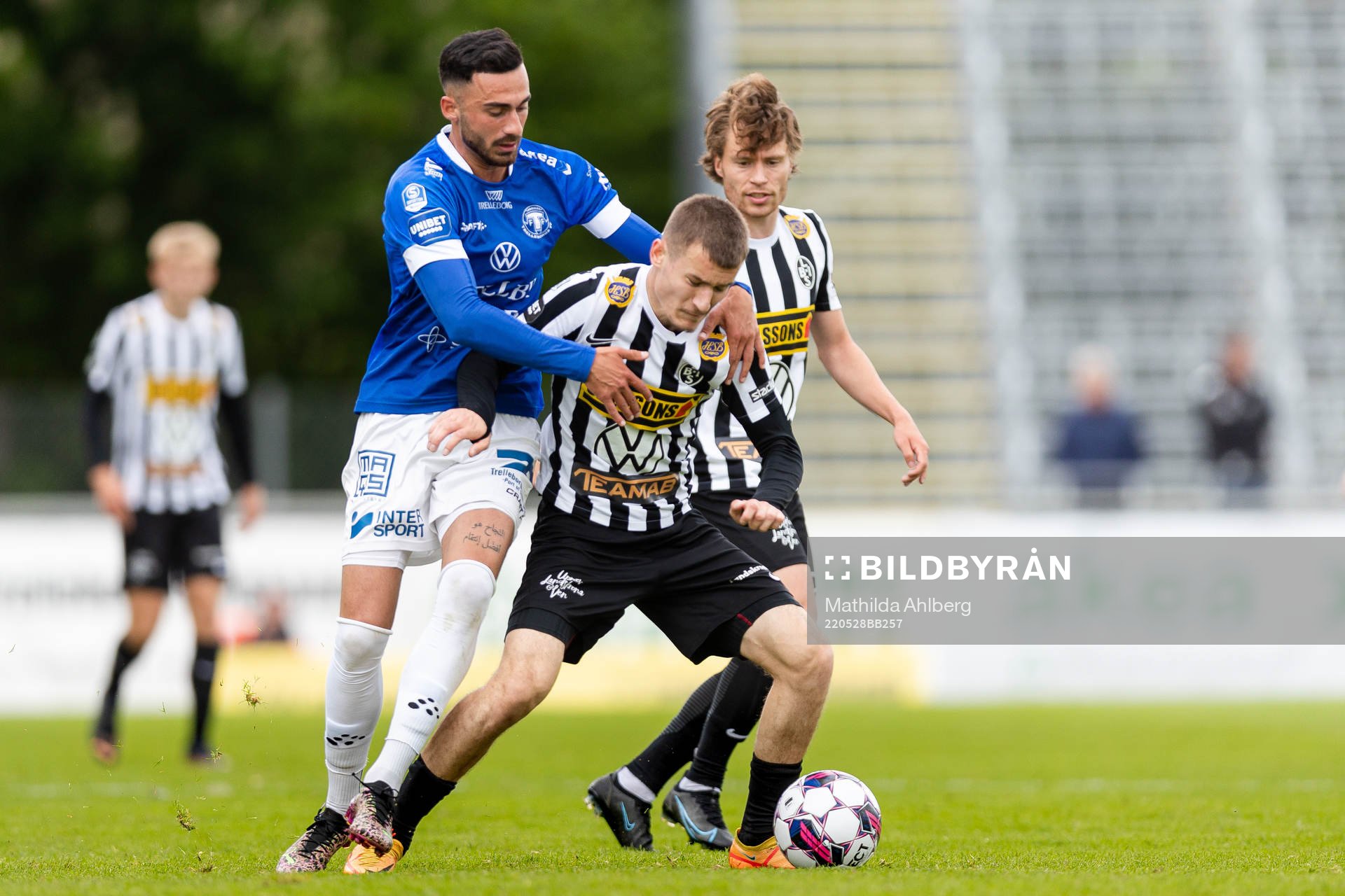 Trelleborgs Simon Amin och Landskronas Robin Dzabic
