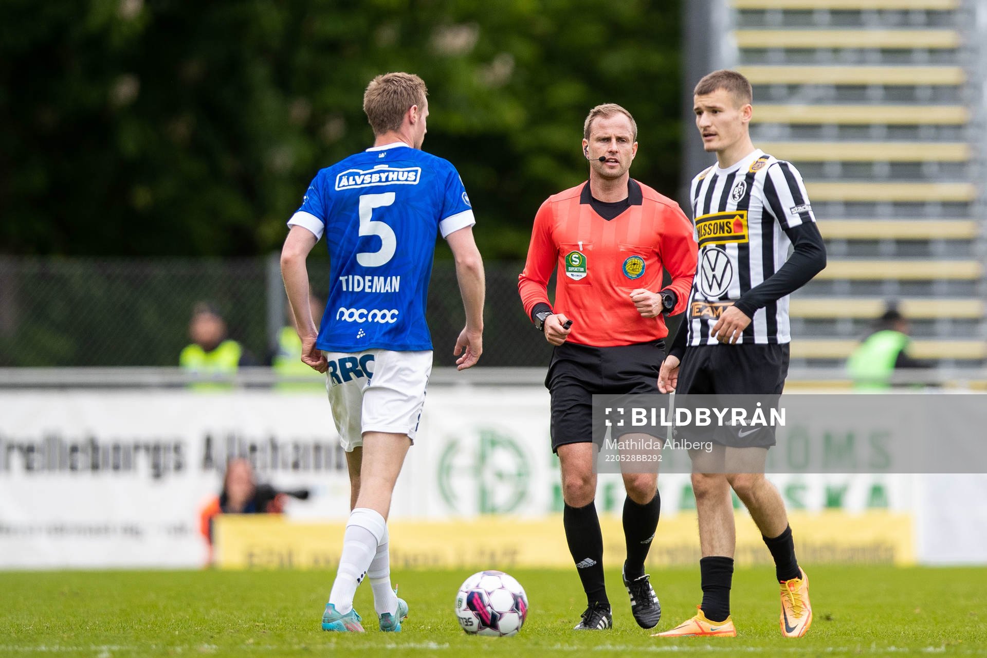 Trelleborgs Anton Tideman, domare Richard Sundell och