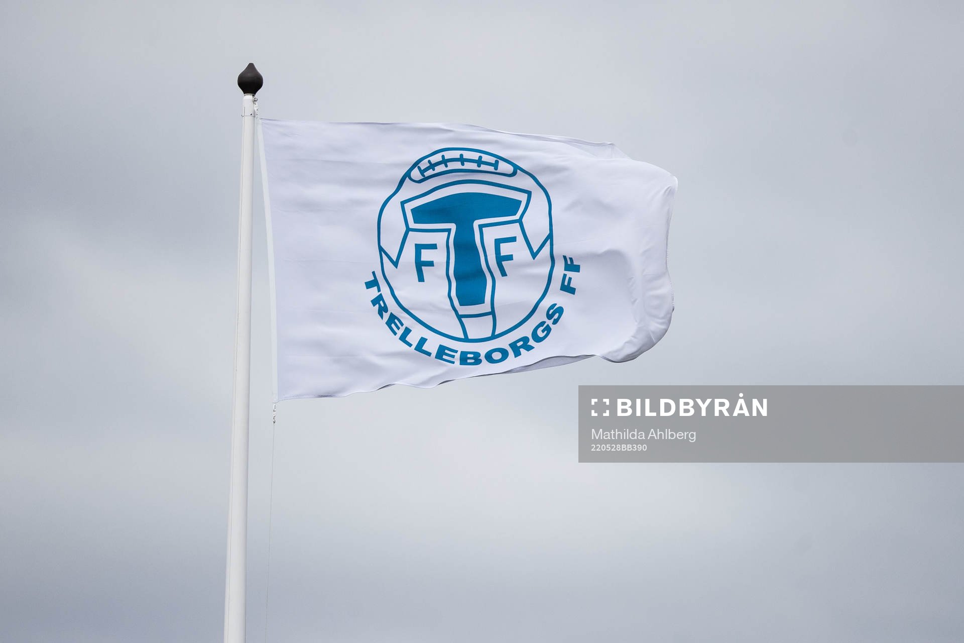 En flagga med Trelleborgs emblem