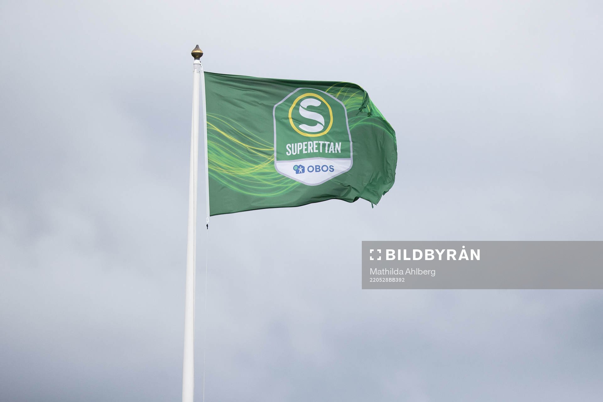 En flagga med Superettans emblem