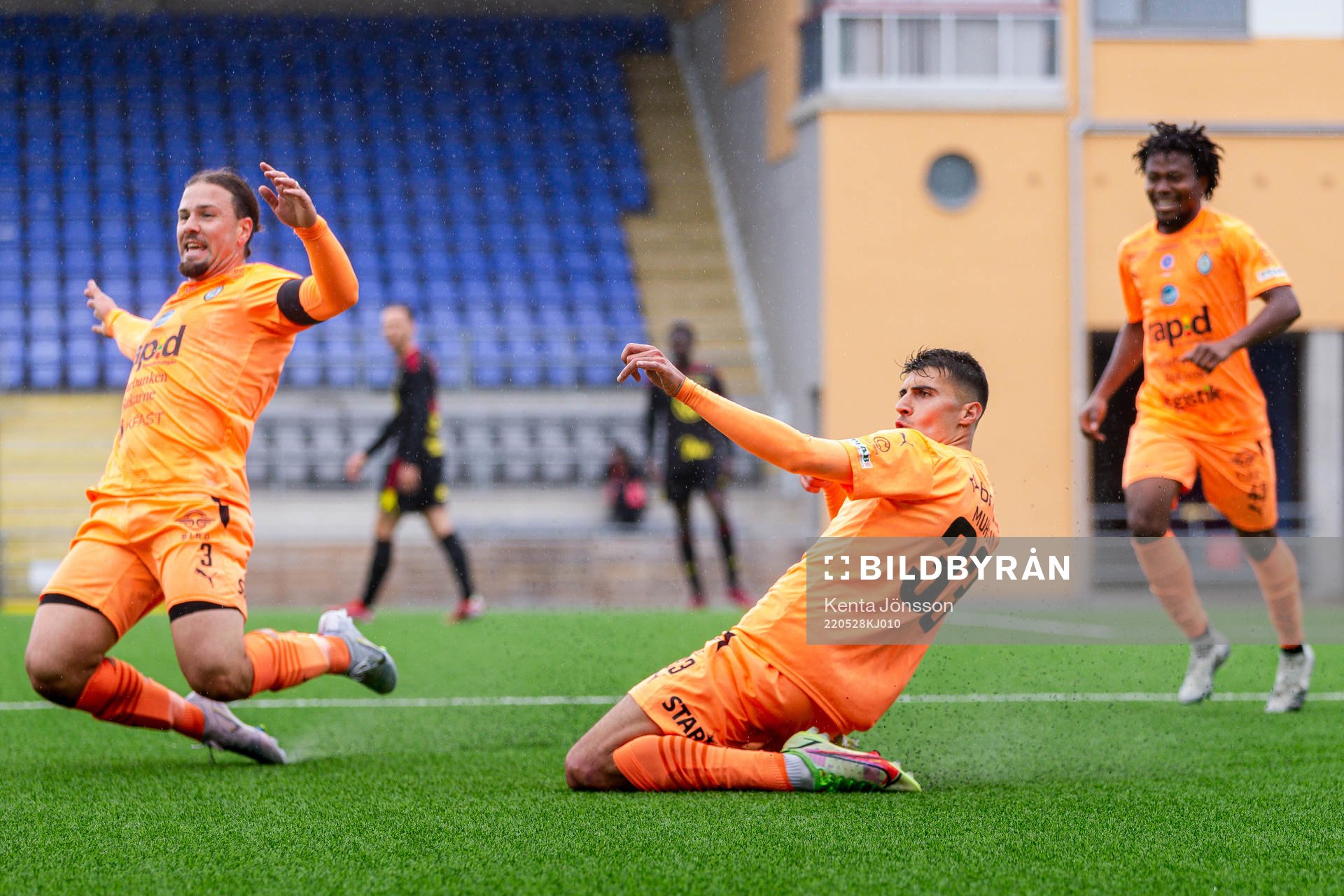 AFC Eskilstunas Amar Muhsin (m) jublar med Abdelkarim Mammar Chaouche (v) efter 1-0 under fotbollsmatchen i Superettan mellan AFC Eskilstuna och Östersund den 28 maj 2022 i Eskilstuna.