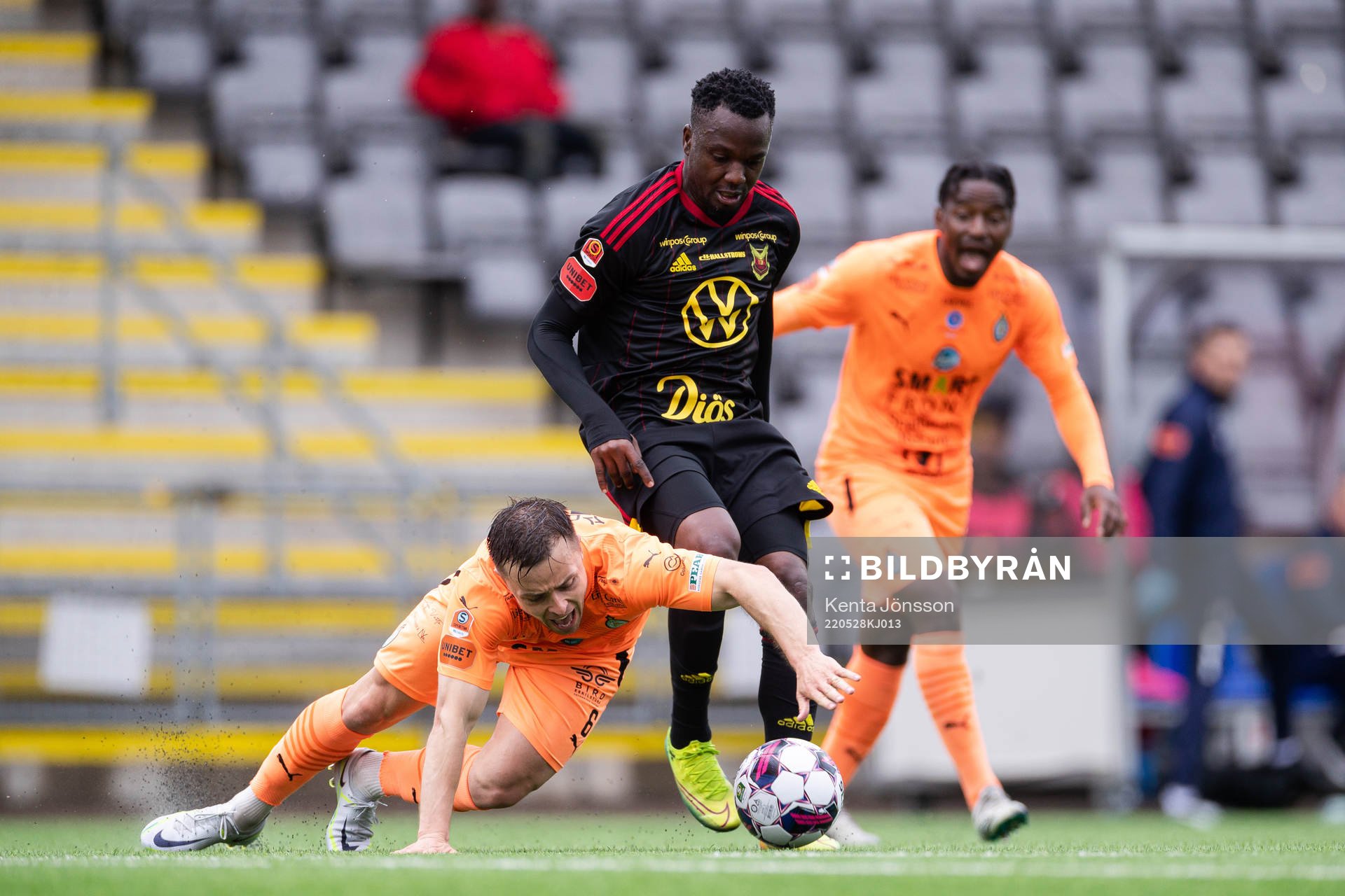 AFC Eskilstunas Ryan Williams och Östersunds Kamal Issah under fotbollsmatchen i Superettan mellan AFC Eskilstuna och Östersund den 28 maj 2022 i Eskilstuna.