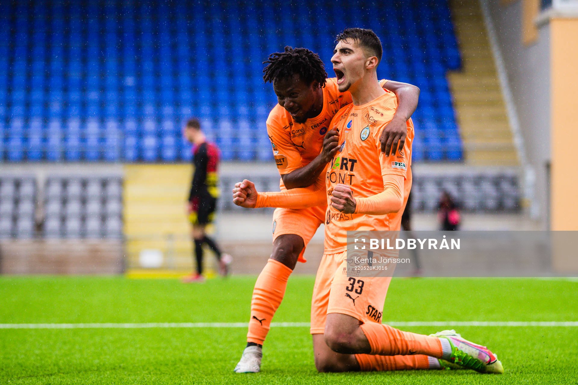 AFC Eskilstunas Amar Muhsin jublar med Abdul-Halik Hudu