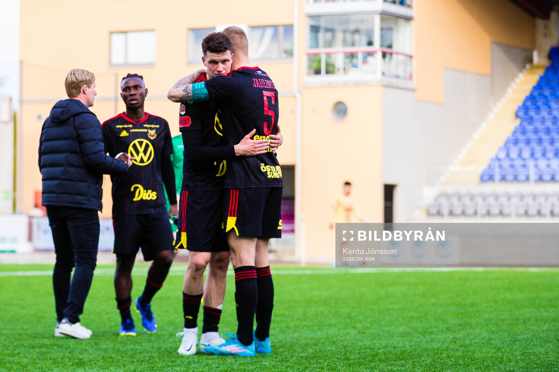 Östersunds Myroslav Mazur och Kevin Jablinski deppar