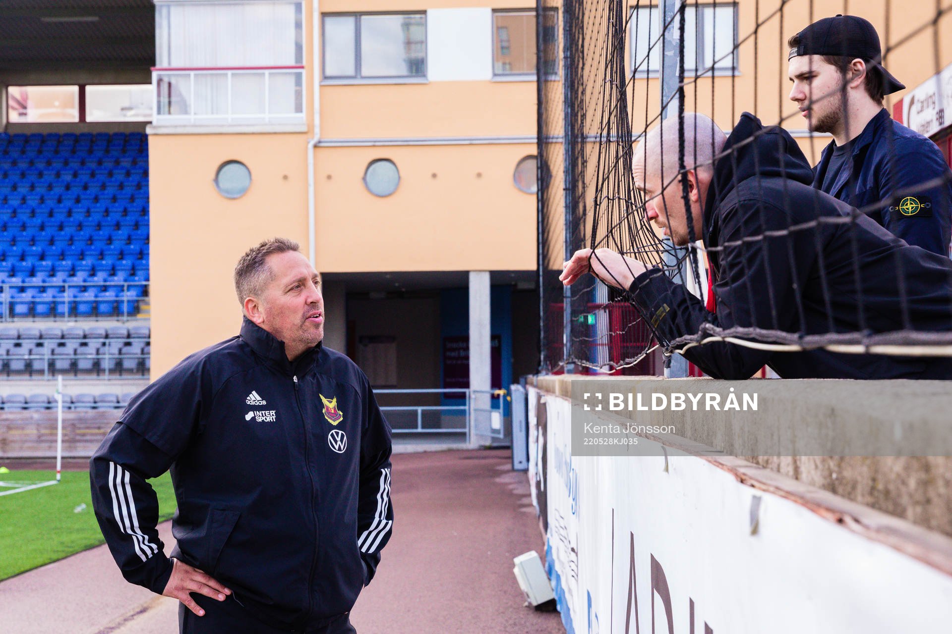 Östersunds tränare Magnus Powell i samtal med supportrar