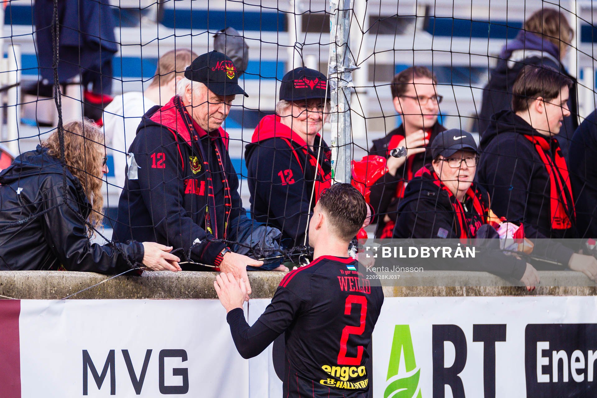 Östersunds Cesar Weilid i samtal med supportrar