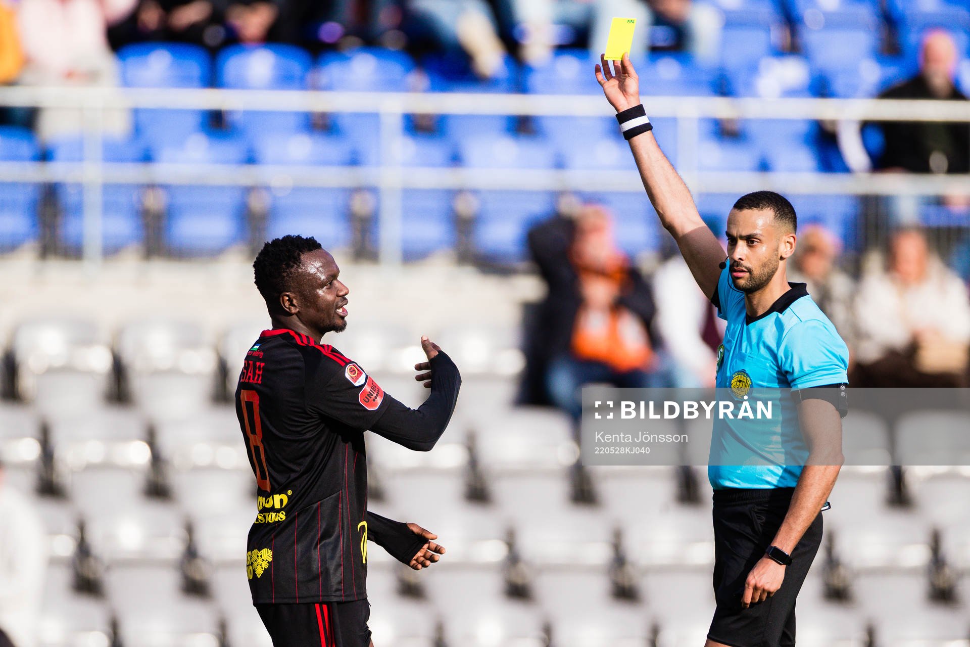 Östersunds Kamal Issah får ett gult kort av domare Farouk