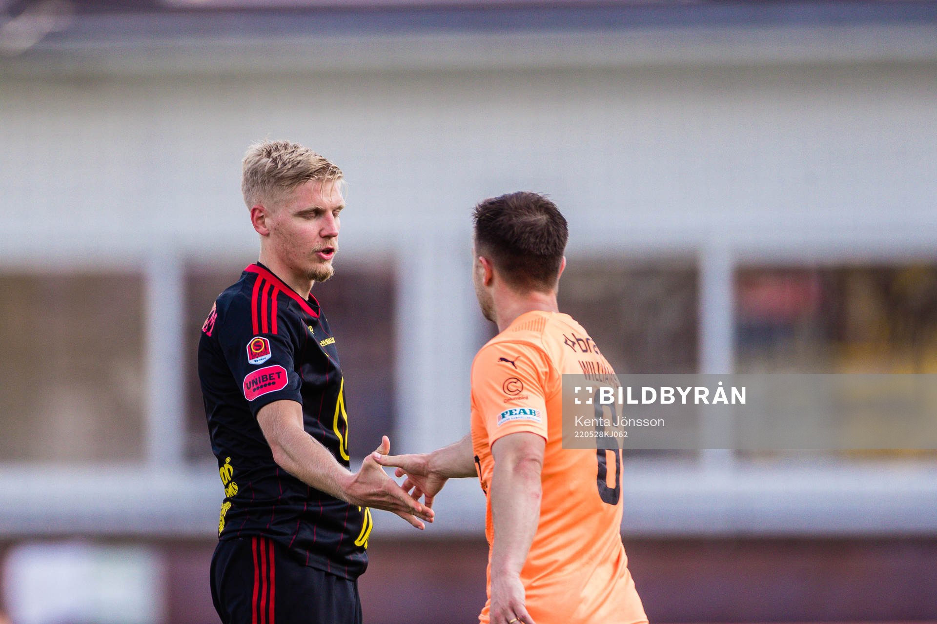Östersunds André Österholm tackar AFC Eskilstunas Ryan