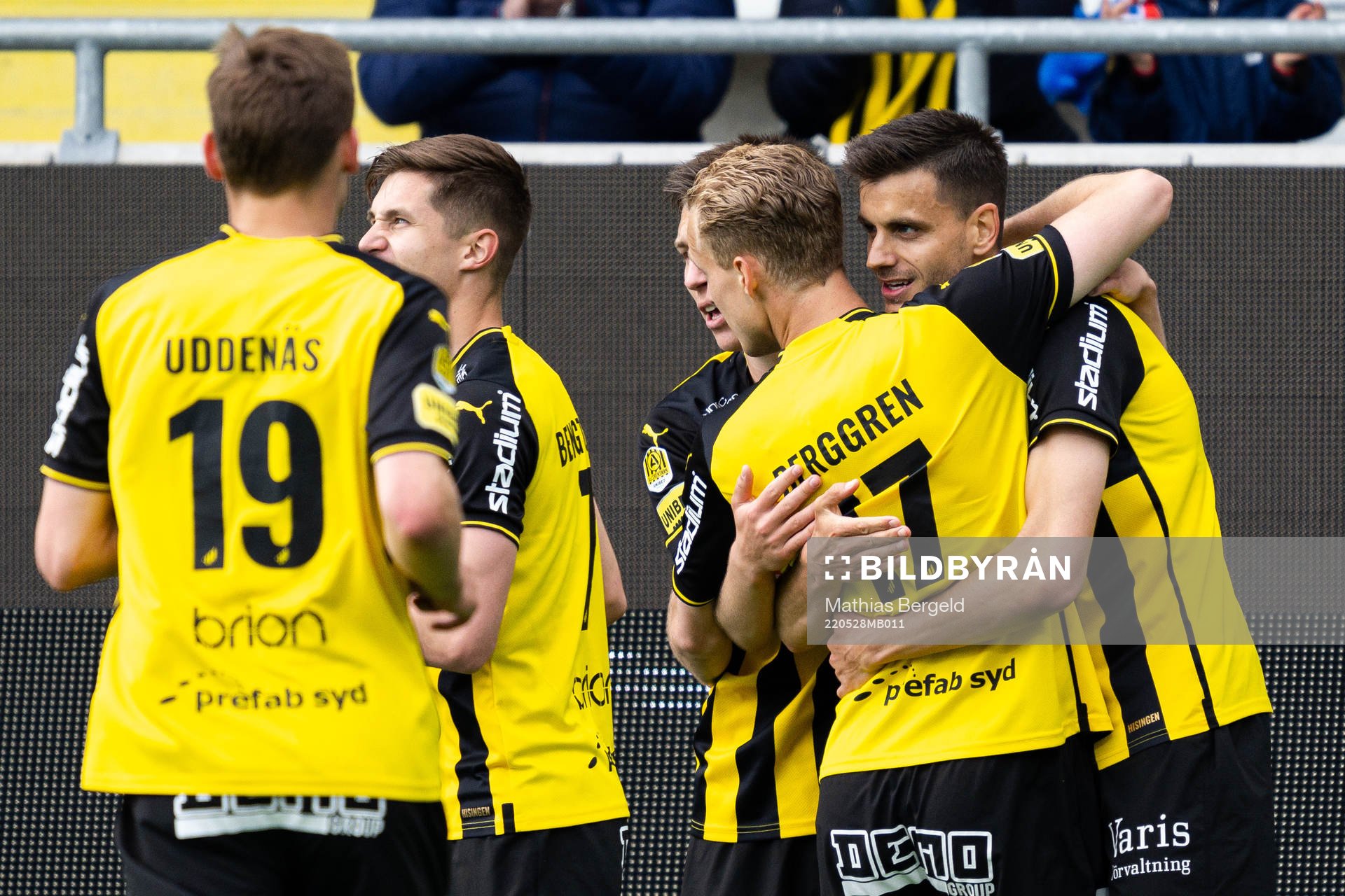 Häckens Gustav Berggren och Alexander Jeremejeff jublar efter 1-0 under fotbollsmatchen i Allsvenskan mellan Häcken och Sirius den 28 maj 2022 i Göteborg.