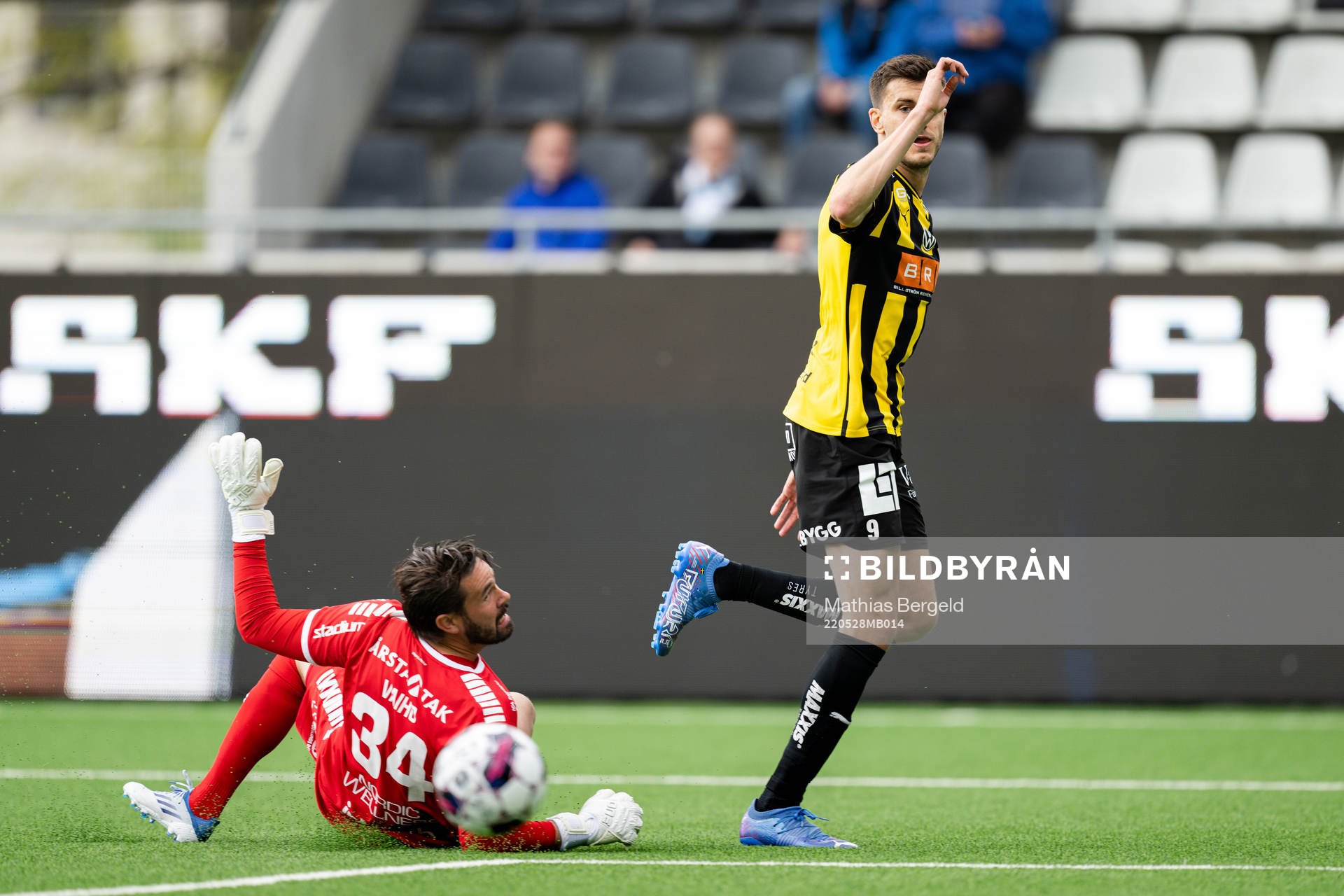 Häckens Alexander Jeremejeff jublar