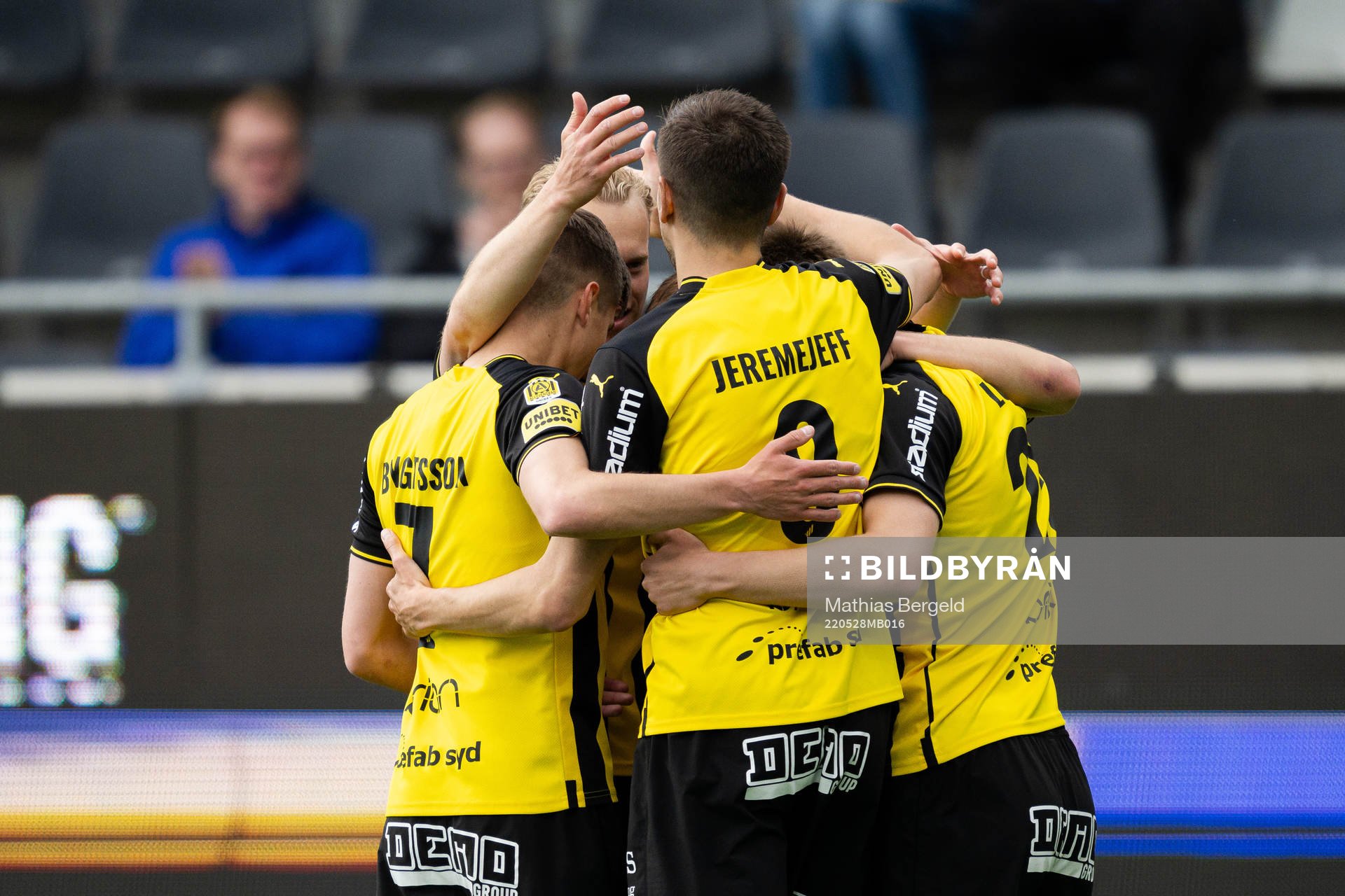 Häckens spelare jublar med Oscar Uddenäs